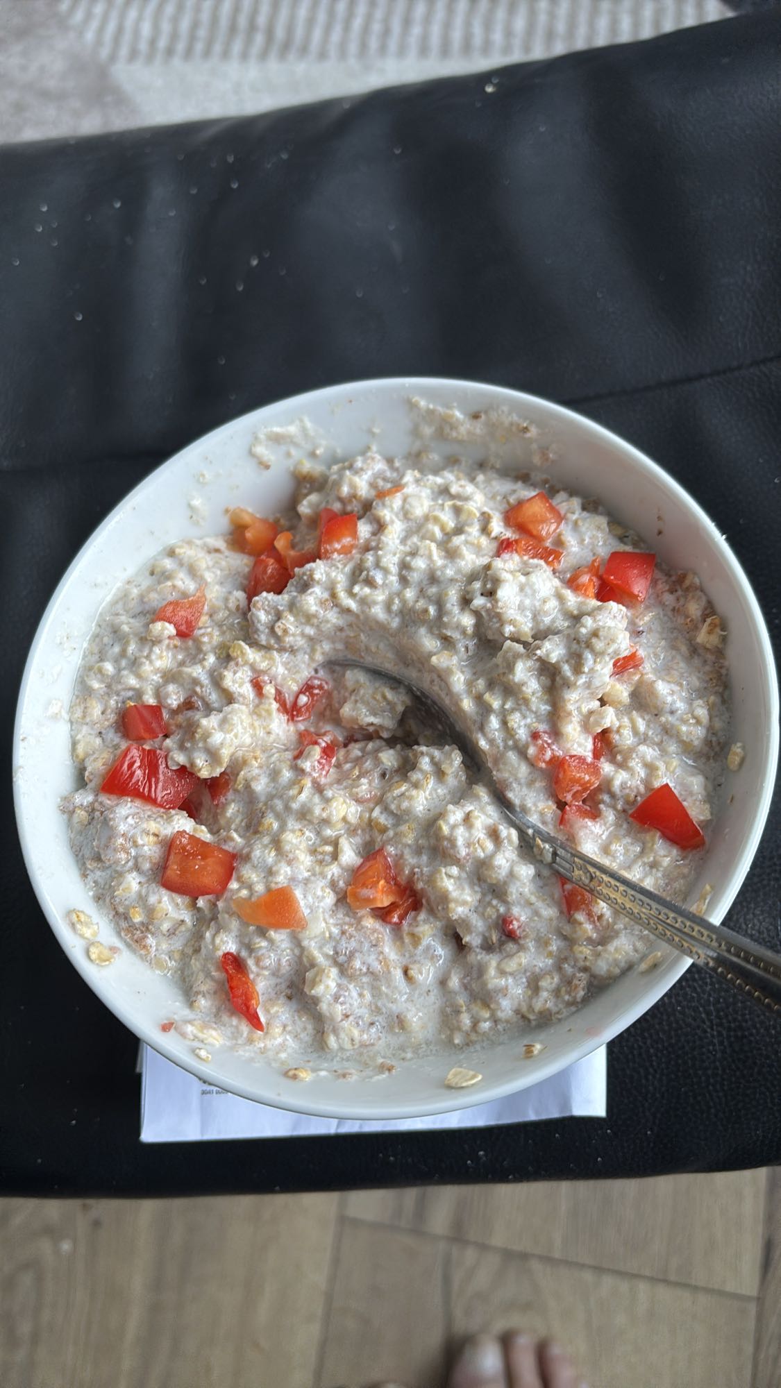 Havregrøt med knekkebrød, jordbær og melk