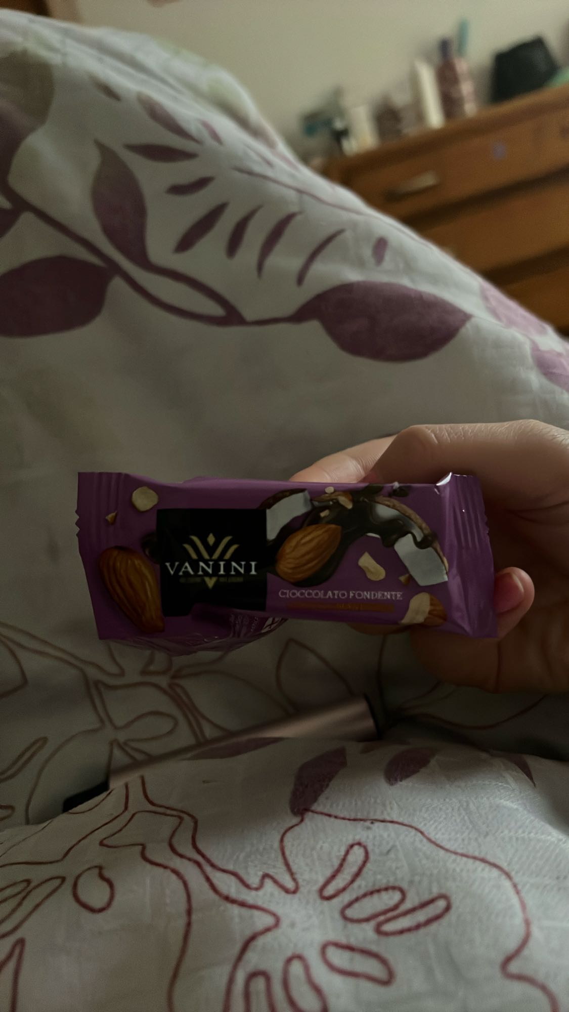 Темний шоколад з мигдалем