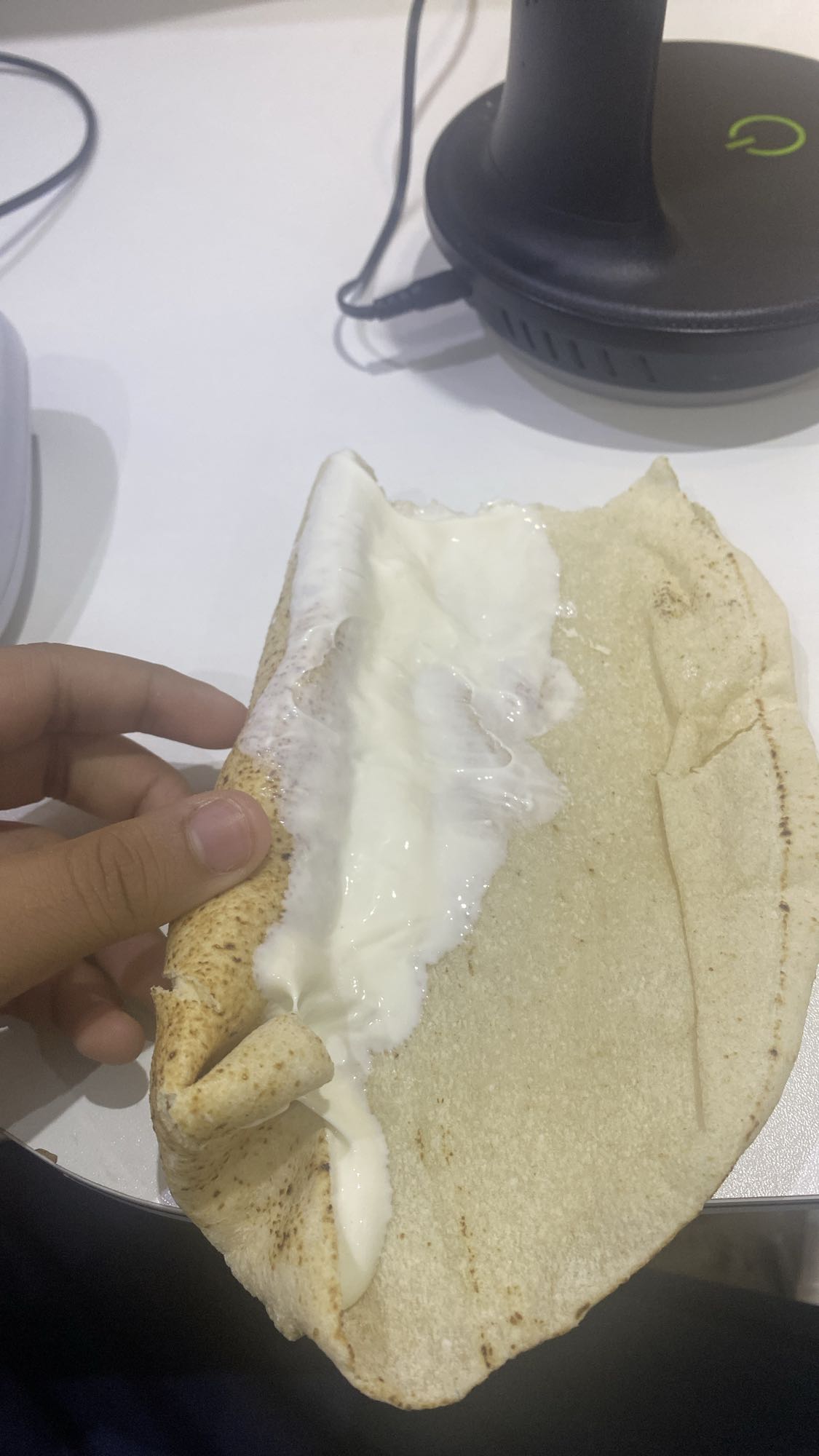 خبز عربي مع لبنة