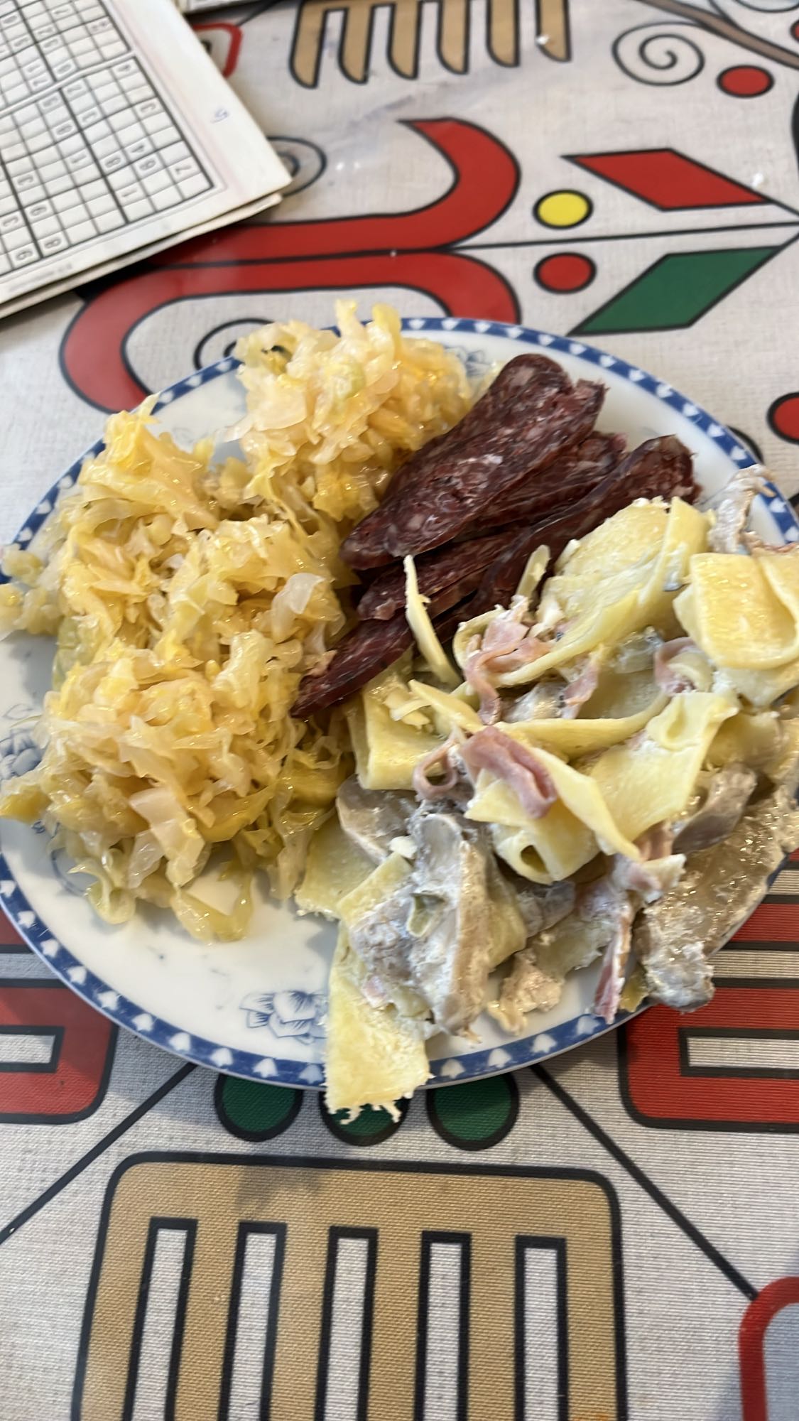 Зеле, салам и млечна салата