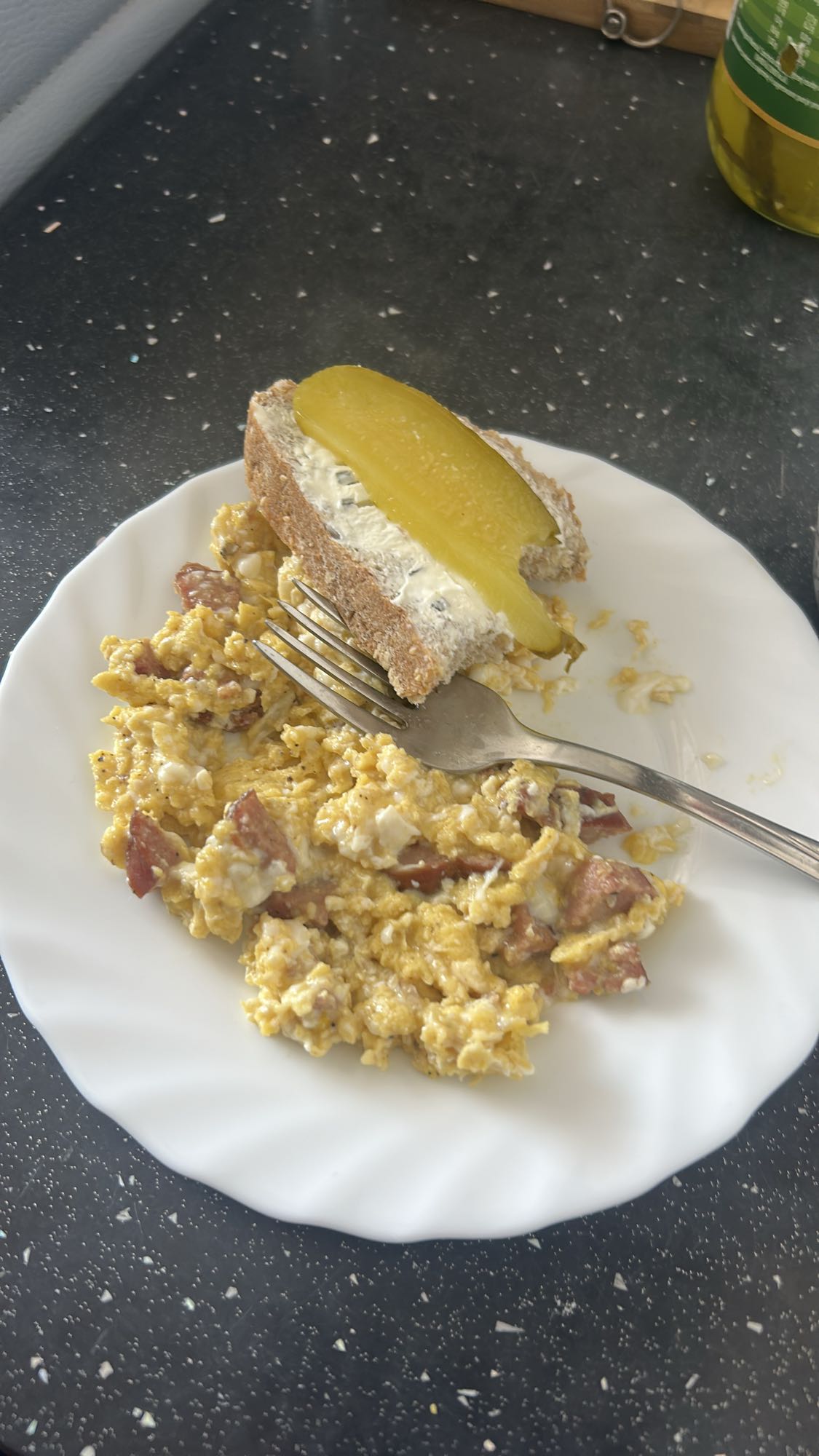 Jajecznica z chlebem i ogórkiem