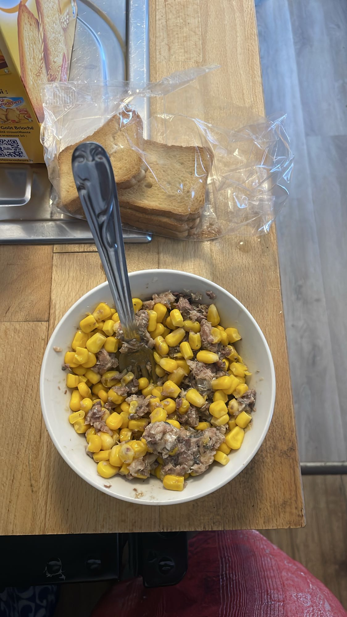 Maïs, thon et toasts