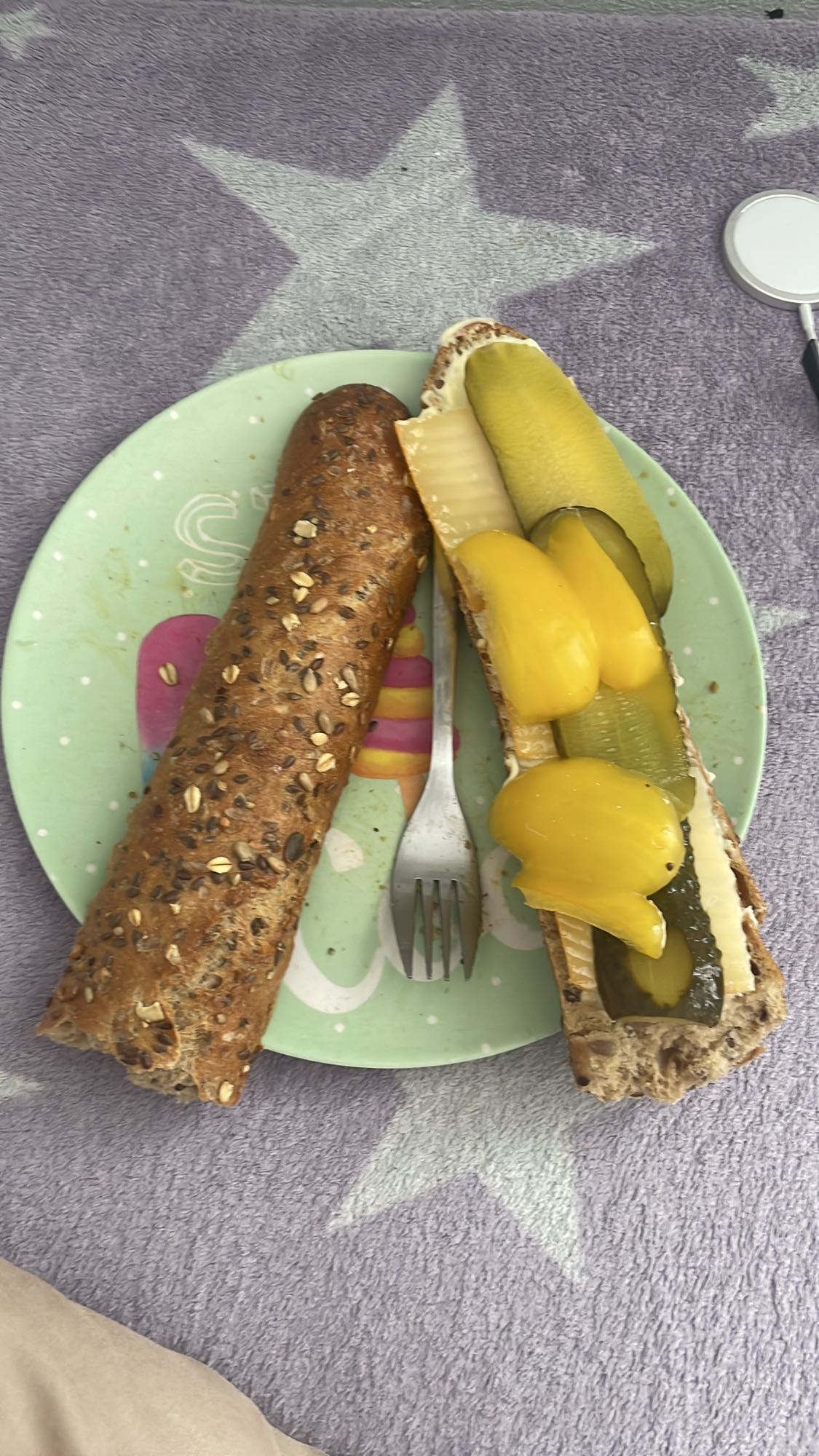 kanapka z serem i warzywami