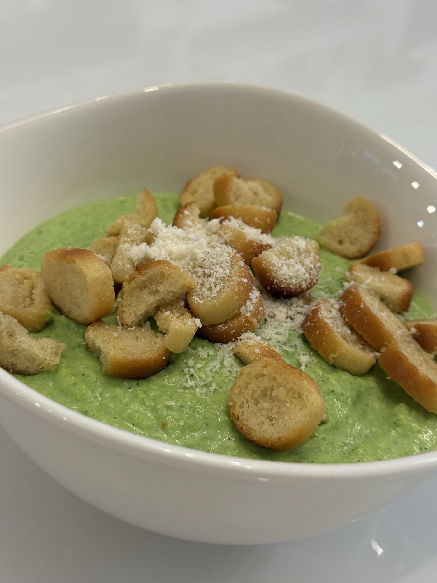 Soupe de pois verts croûtons