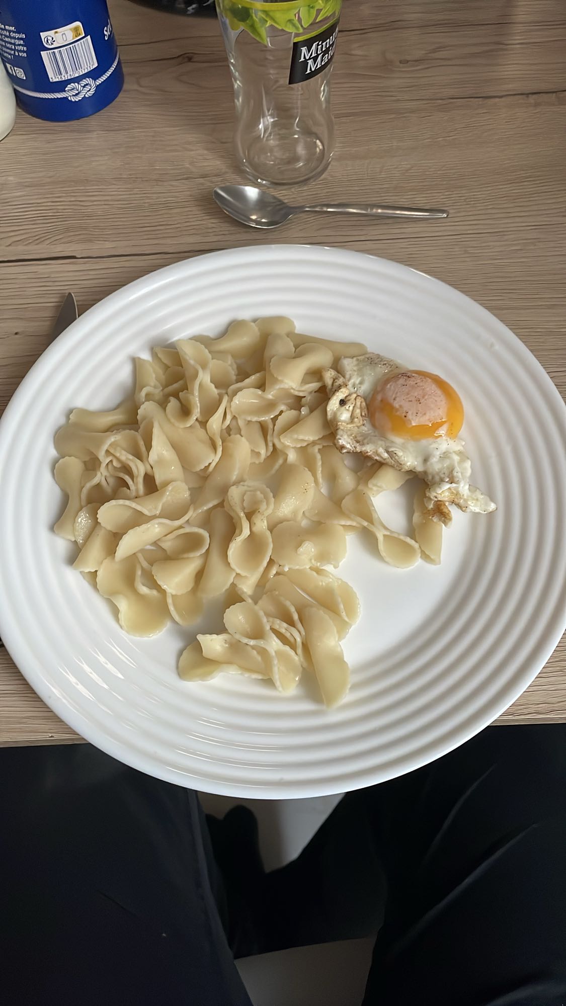 Pâtes et œuf au plat