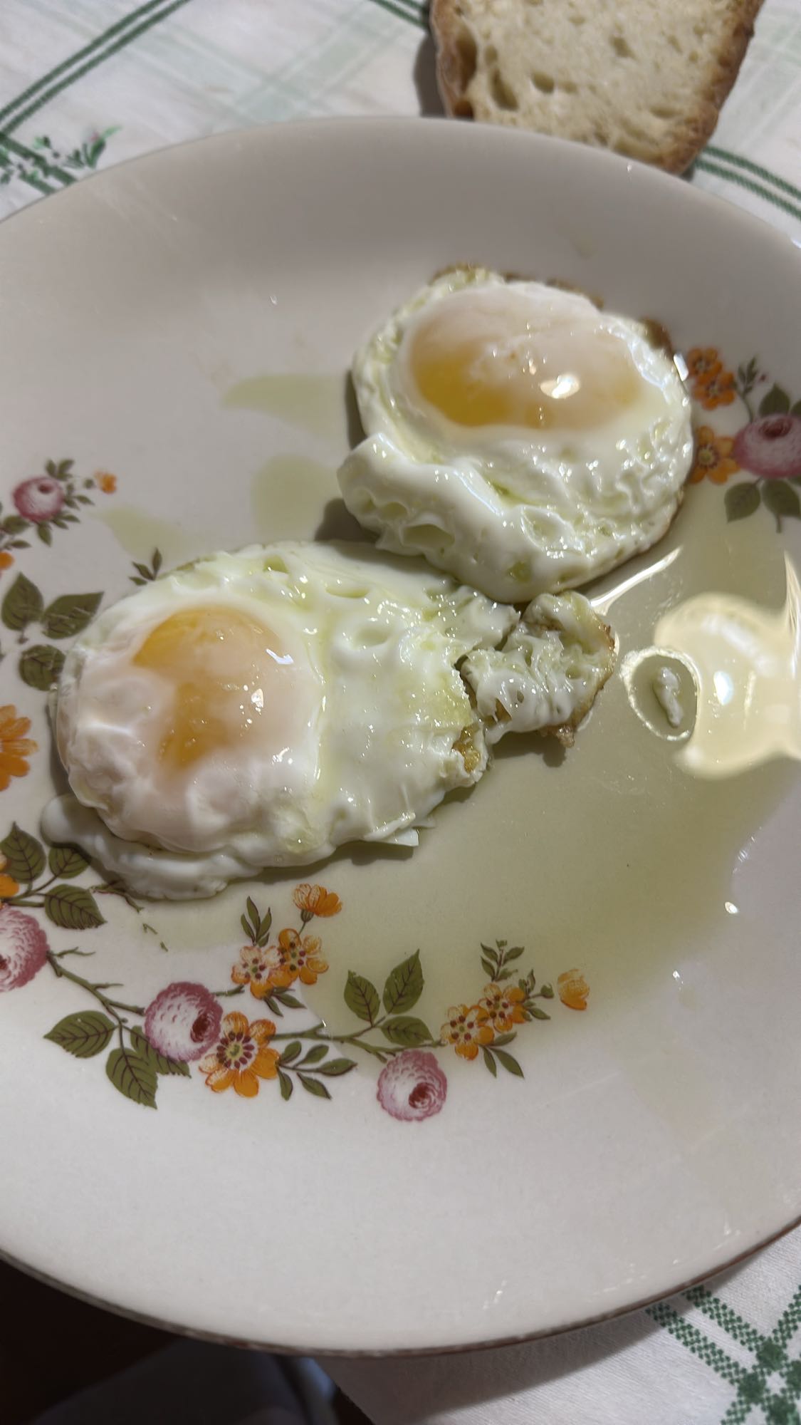 Fried eggs with bread