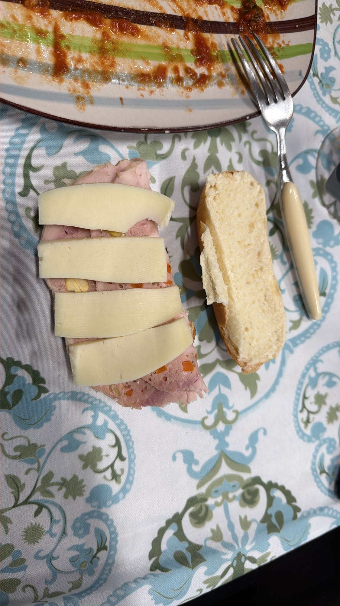 Panino con formaggio e salume