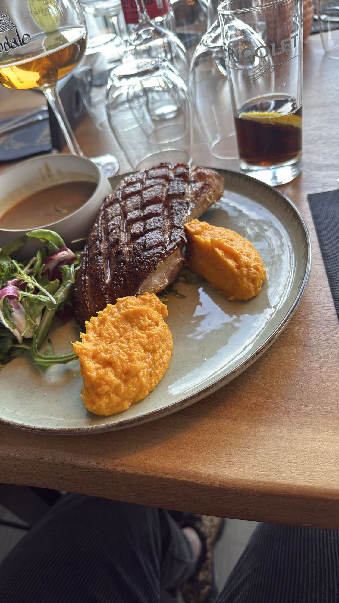 Magret, purée, salade