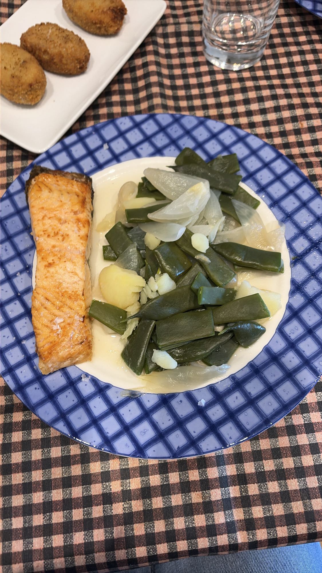 Salmón con verduras y croquetas