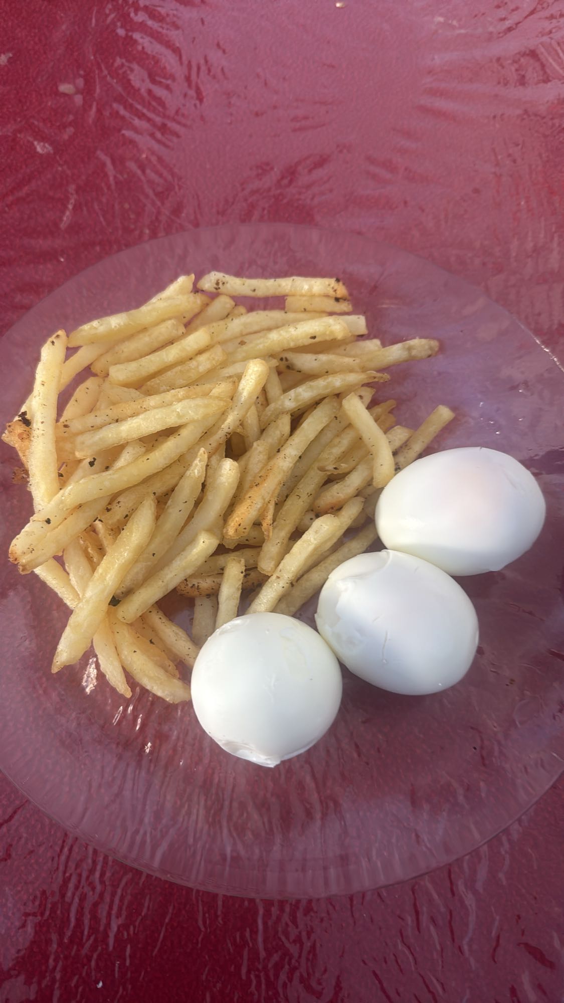 papas fritas y huevos cocidos