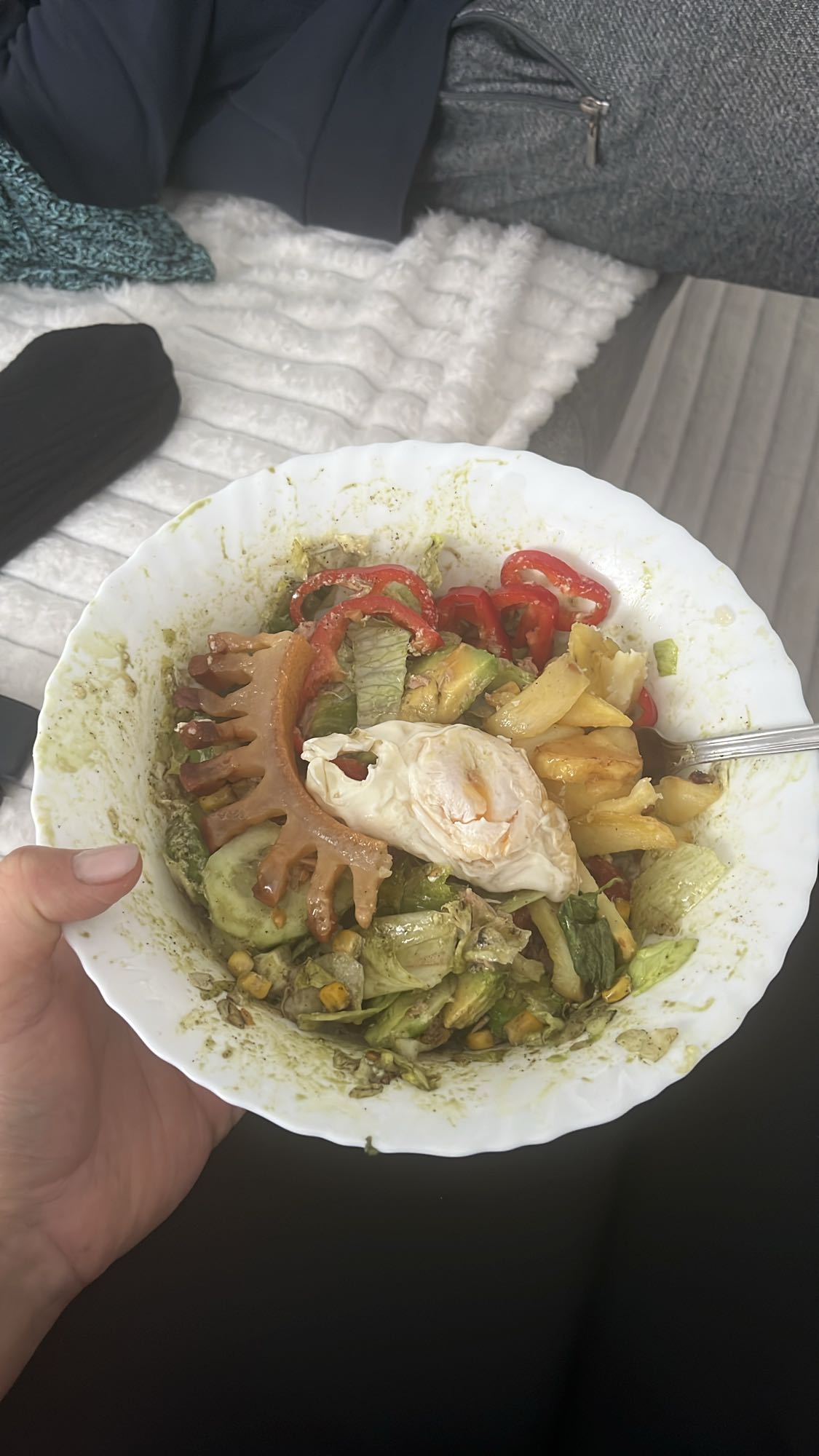 Salată cu ou poșat și legume