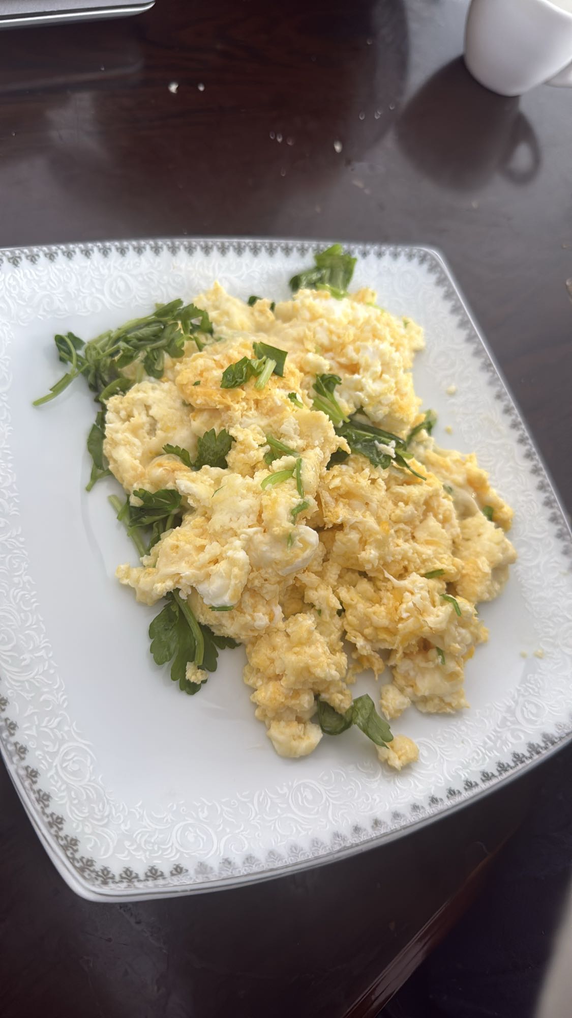 Scrambled eggs with herbs
