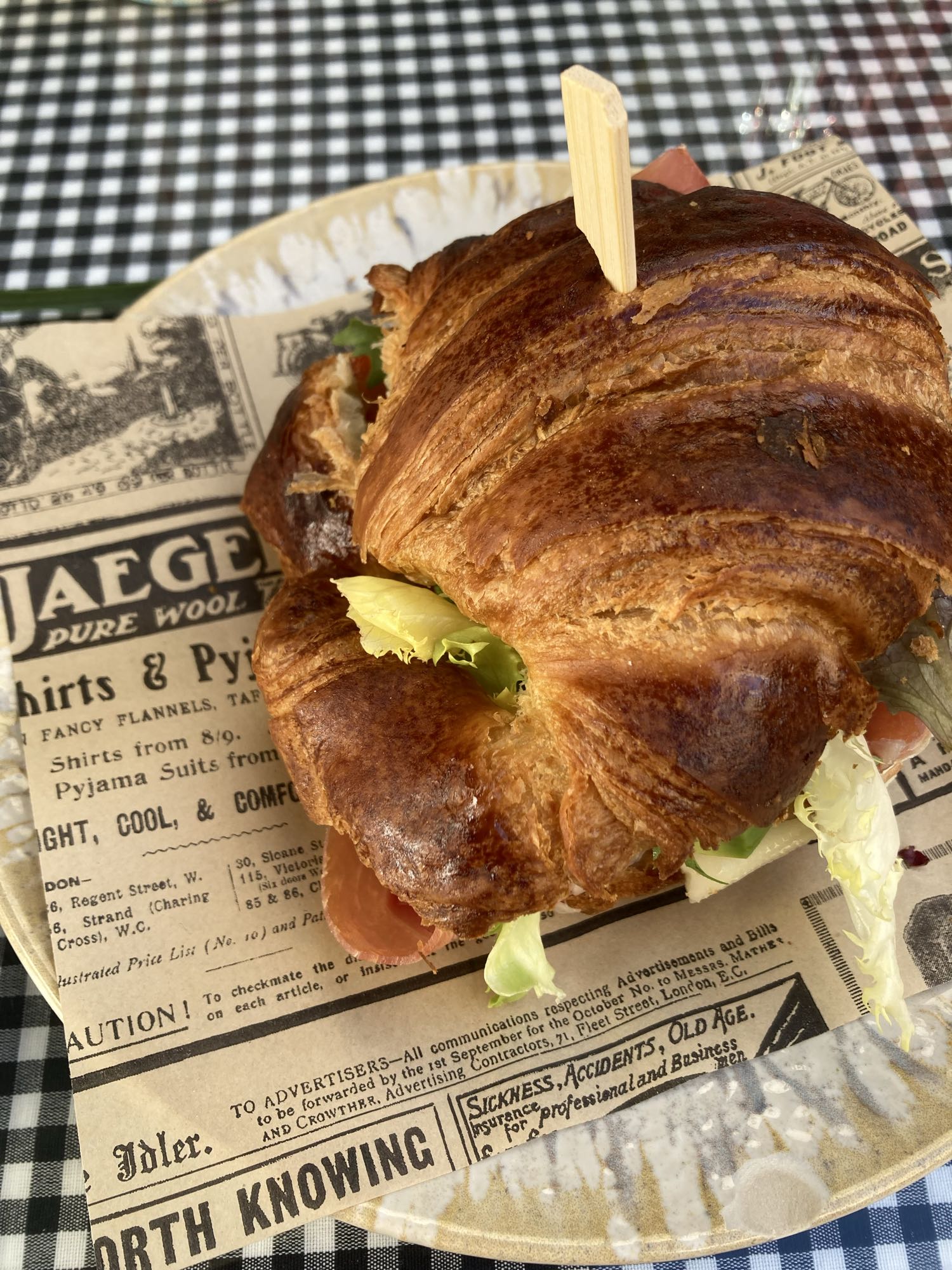 Croissantmacka med skinka
