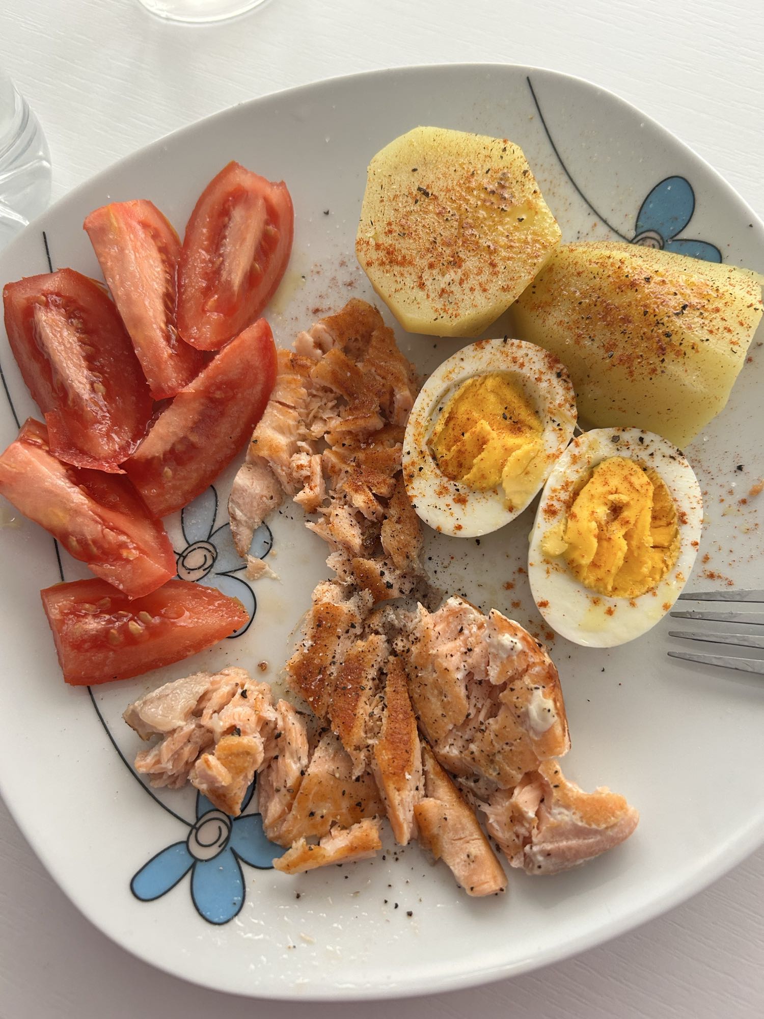 Salmón con huevo y papa