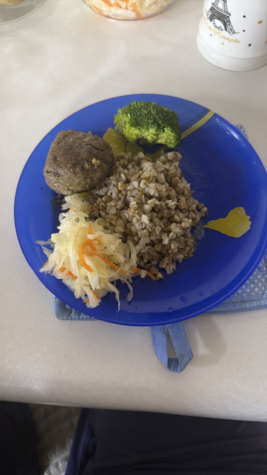 гречка с котлетой и овощами