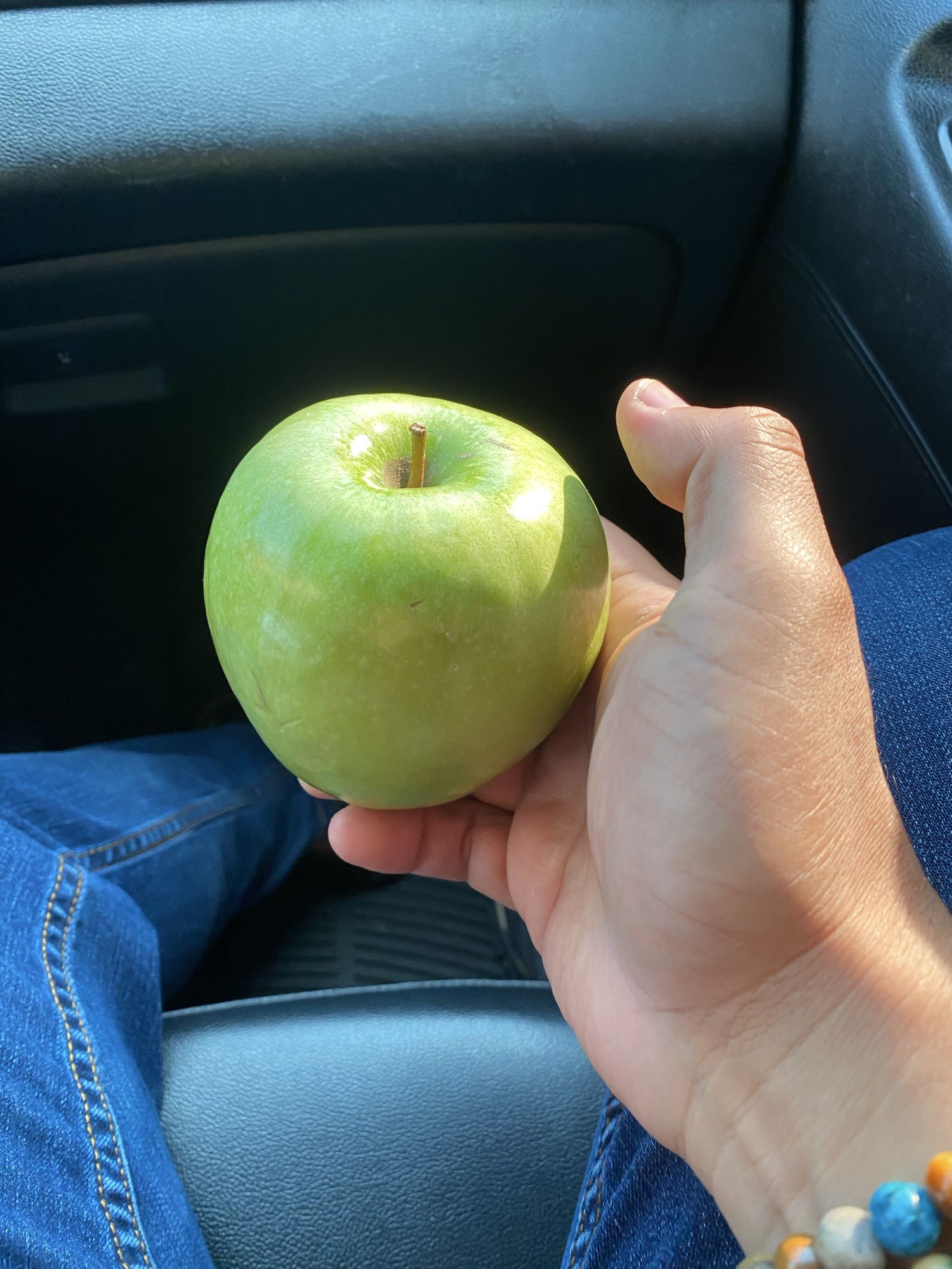 Manzana verde entera