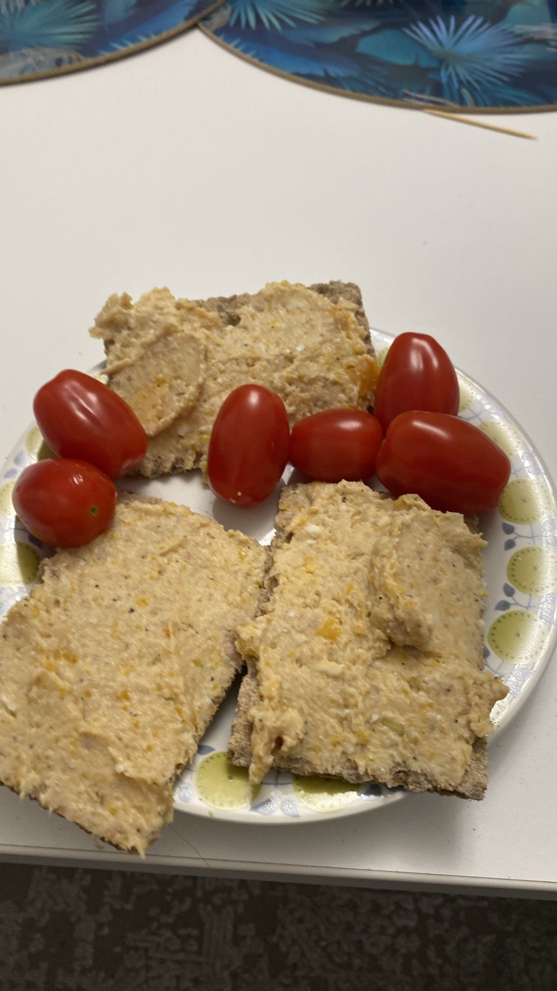 Chrupkie kanapki z pastą i pomidorkami