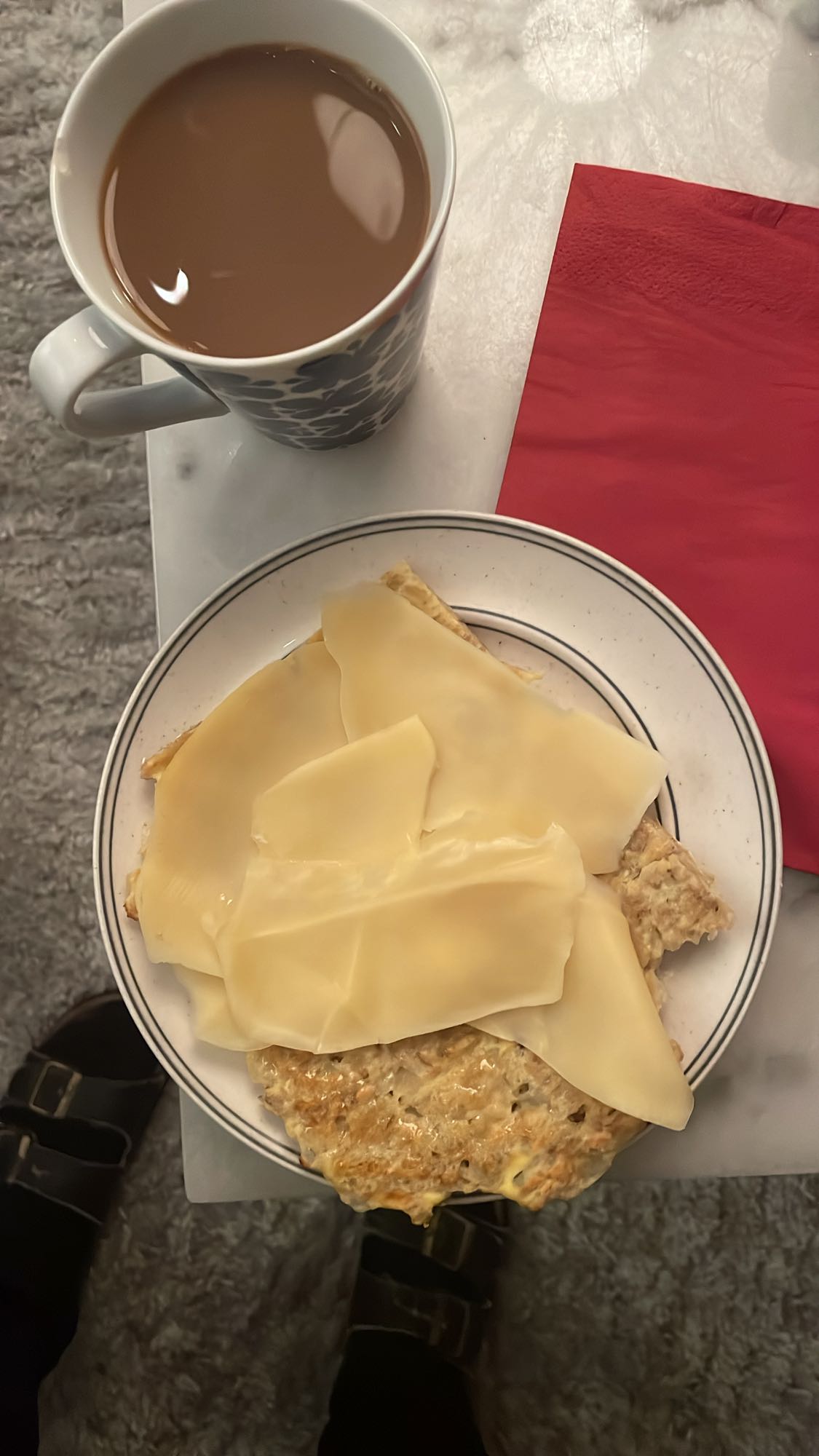 Omelettmacka med ost & kaffe