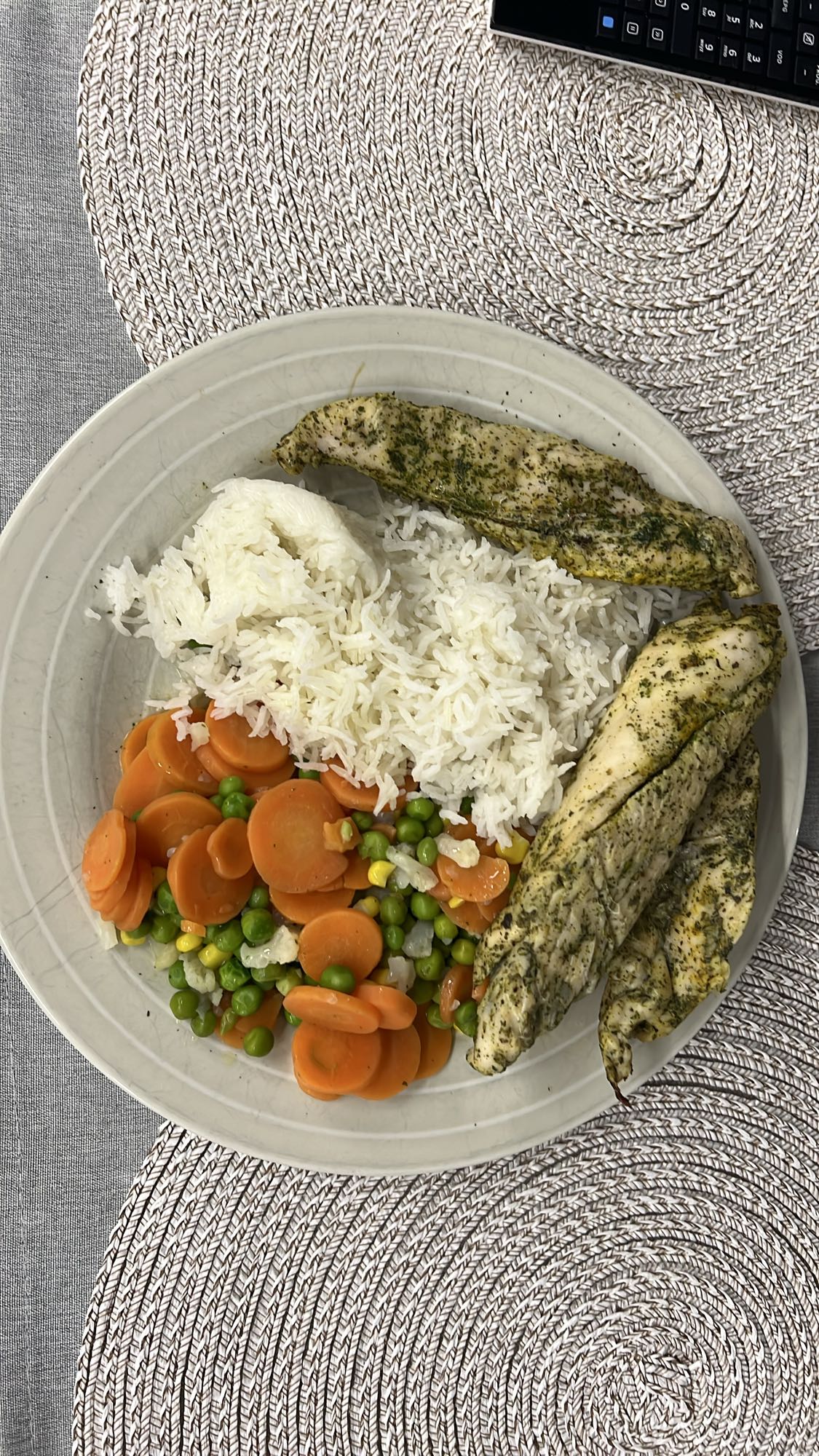 Pierś z indyka z ryżem i warzywami