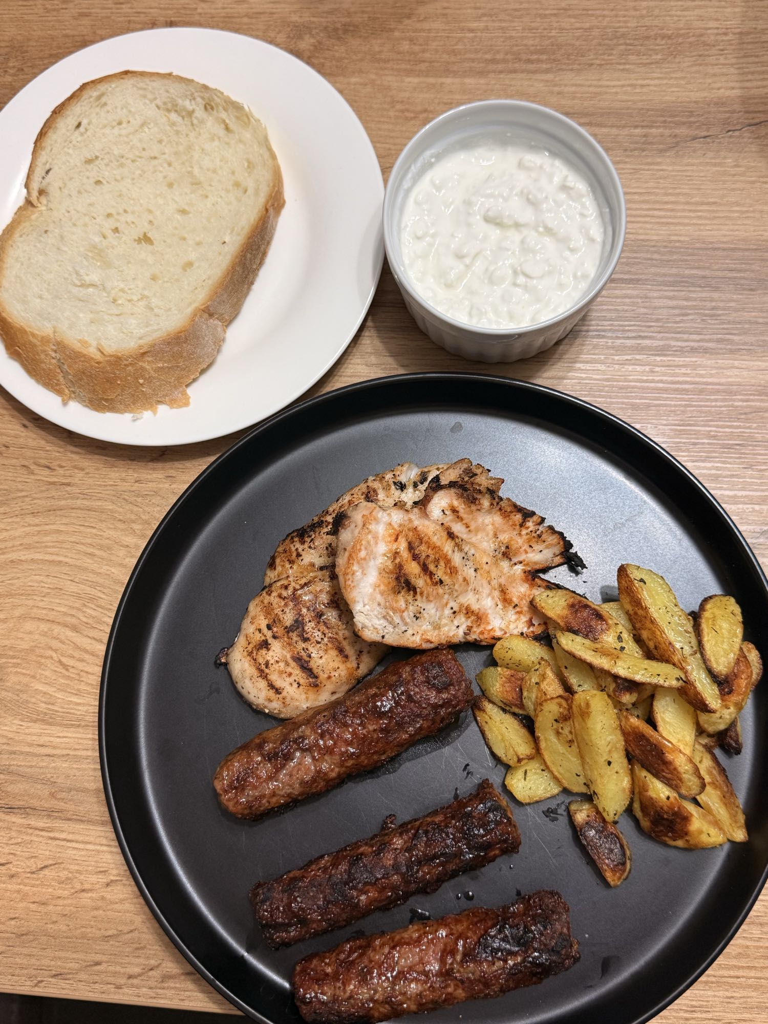 Grătar cu cartofi și pâine