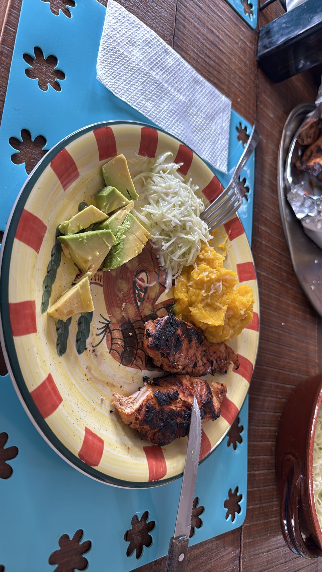 Pollo a la parrilla con guarniciones