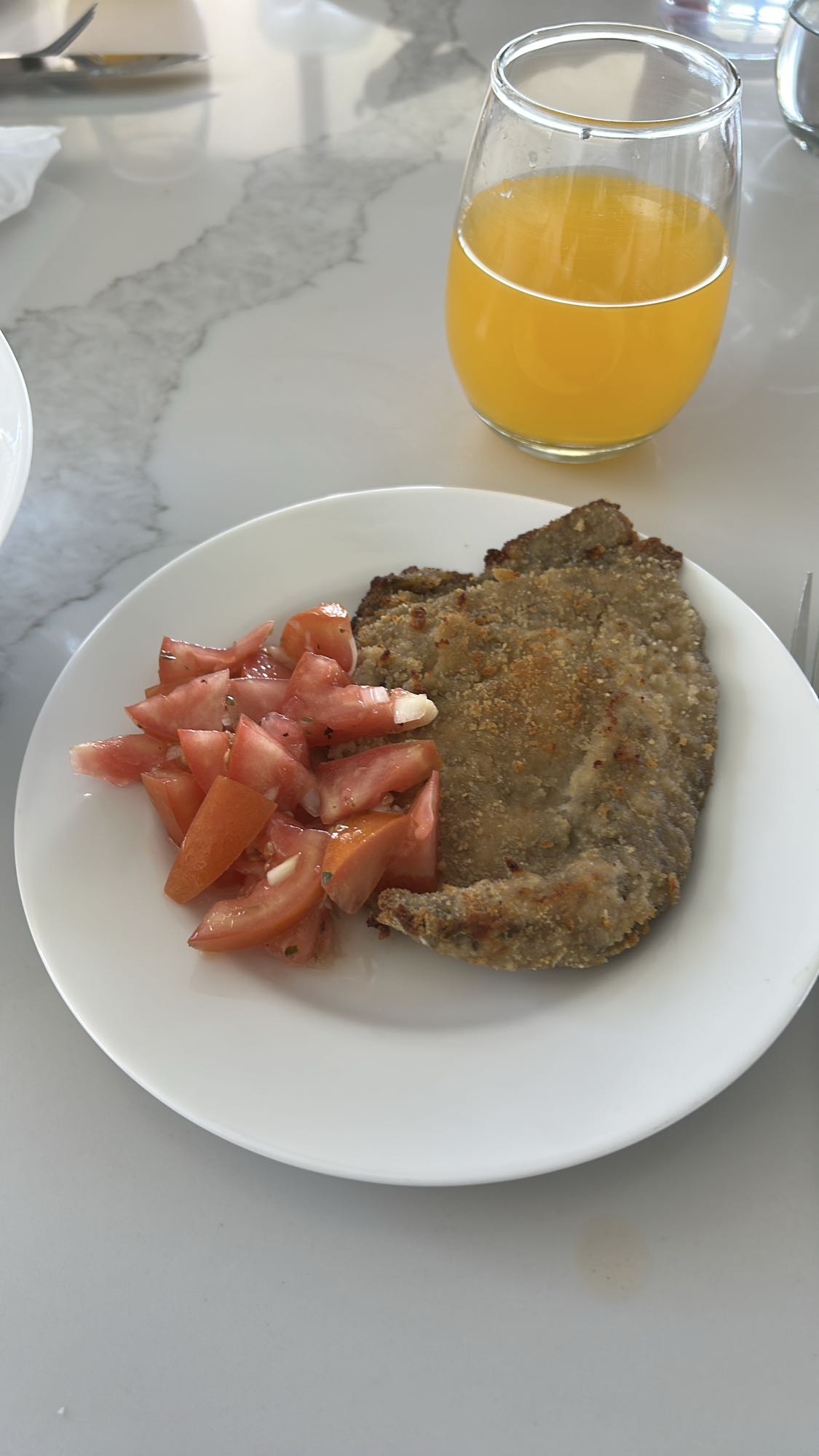 Milanesa de pollo al horno con tomate y jugo