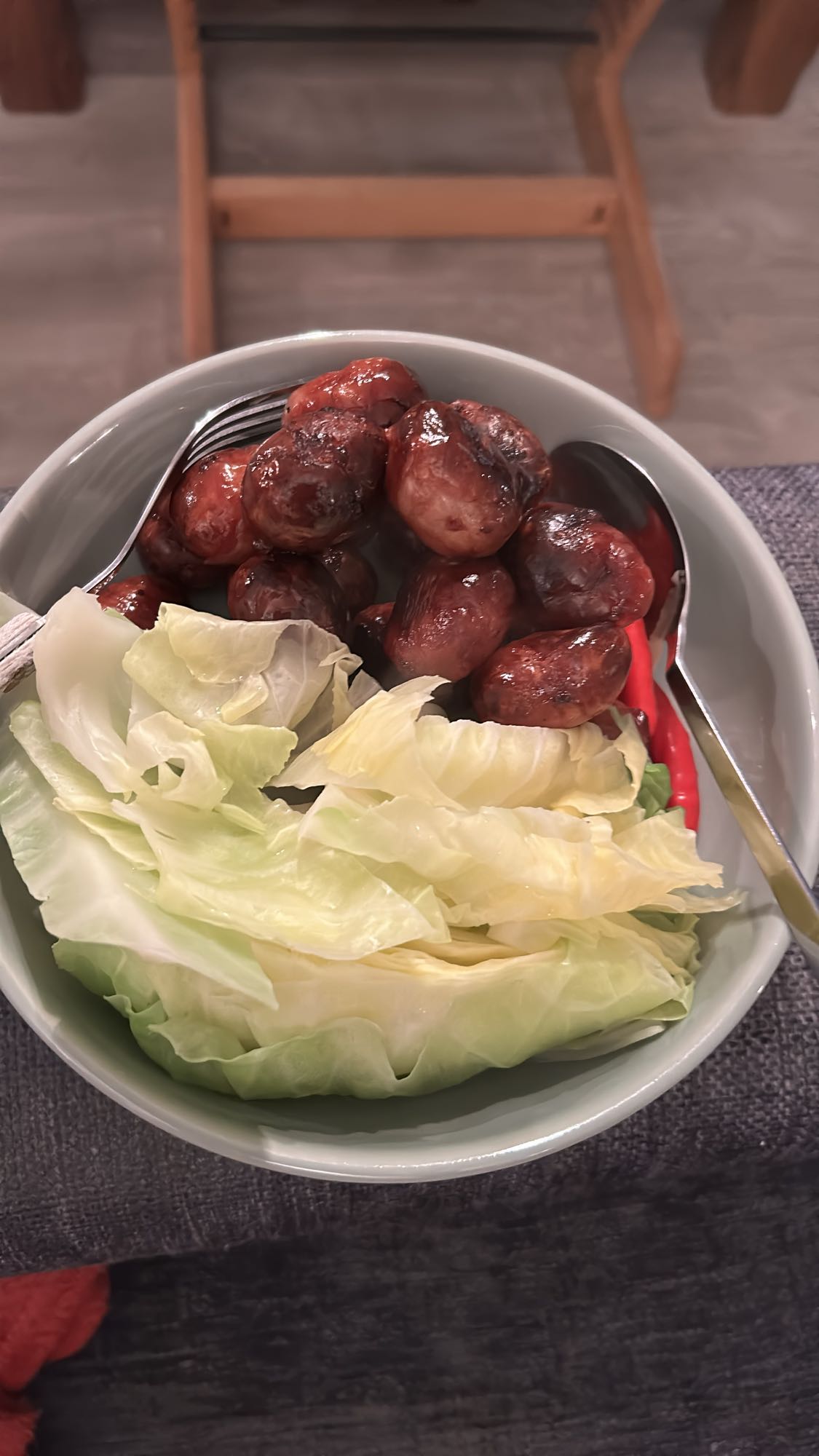 Pølser med kål og chili