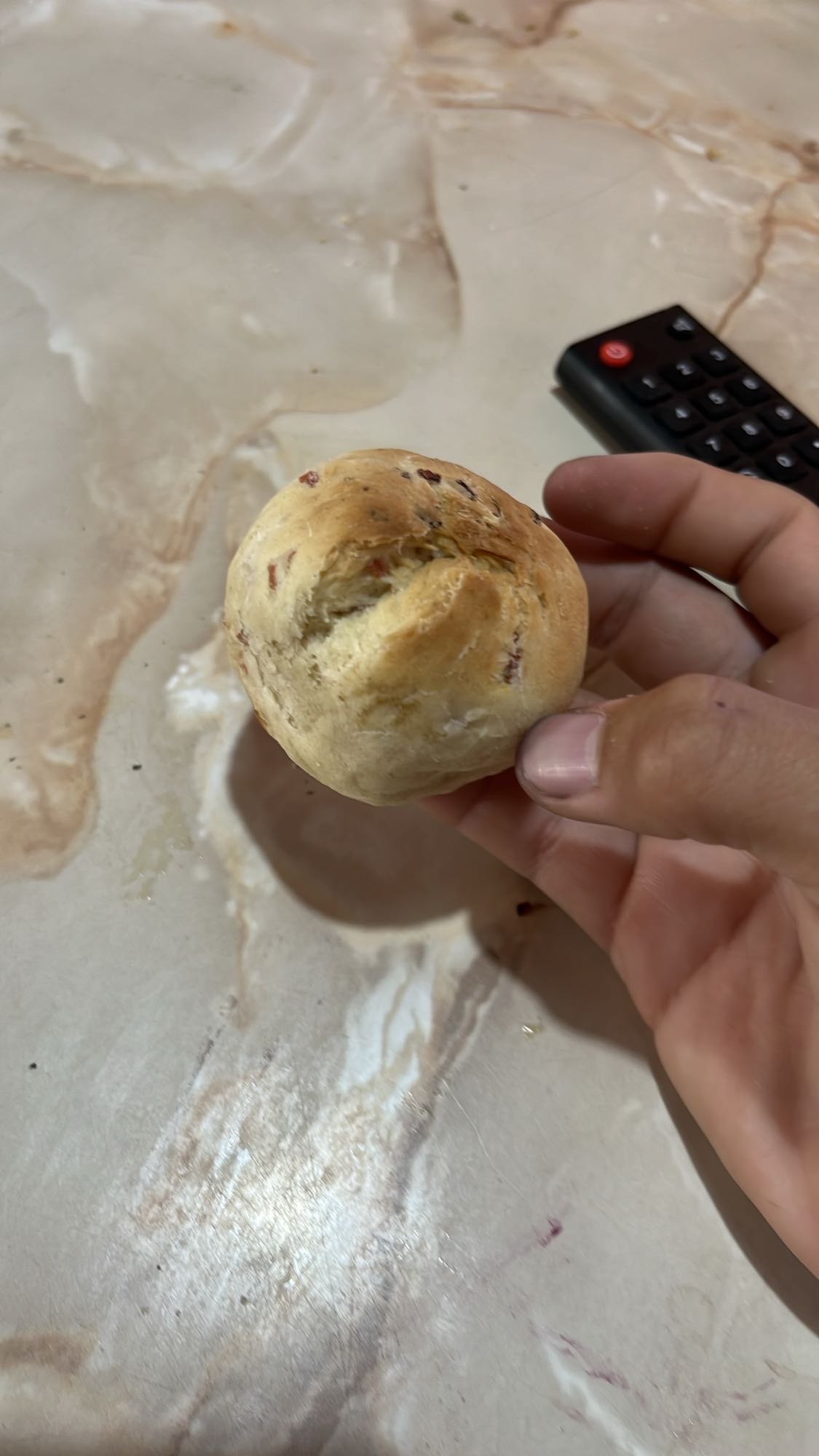 panecillo con tocino, jamón y queso