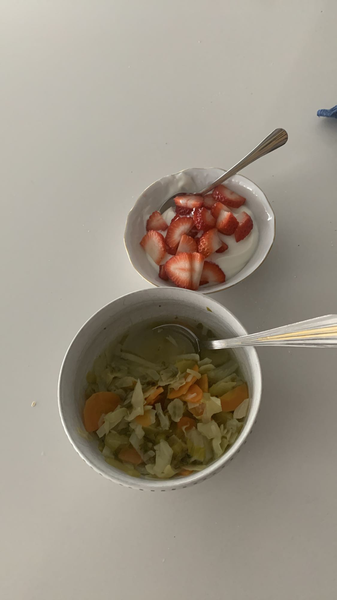 Soupe et yaourt aux fraises