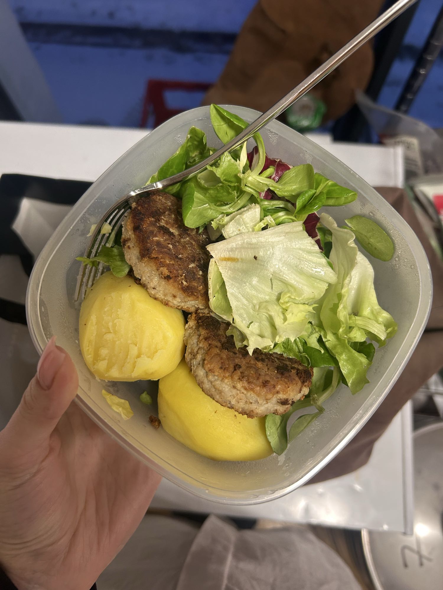 Котлеты с картошкой и салатом