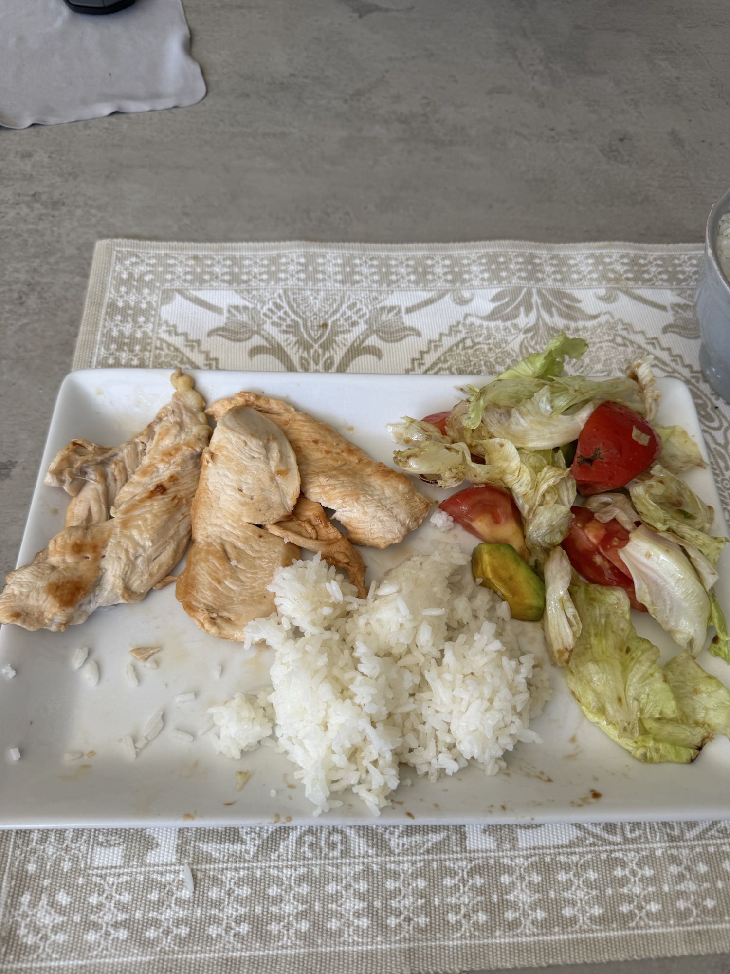 Pollo con arroz y ensalada