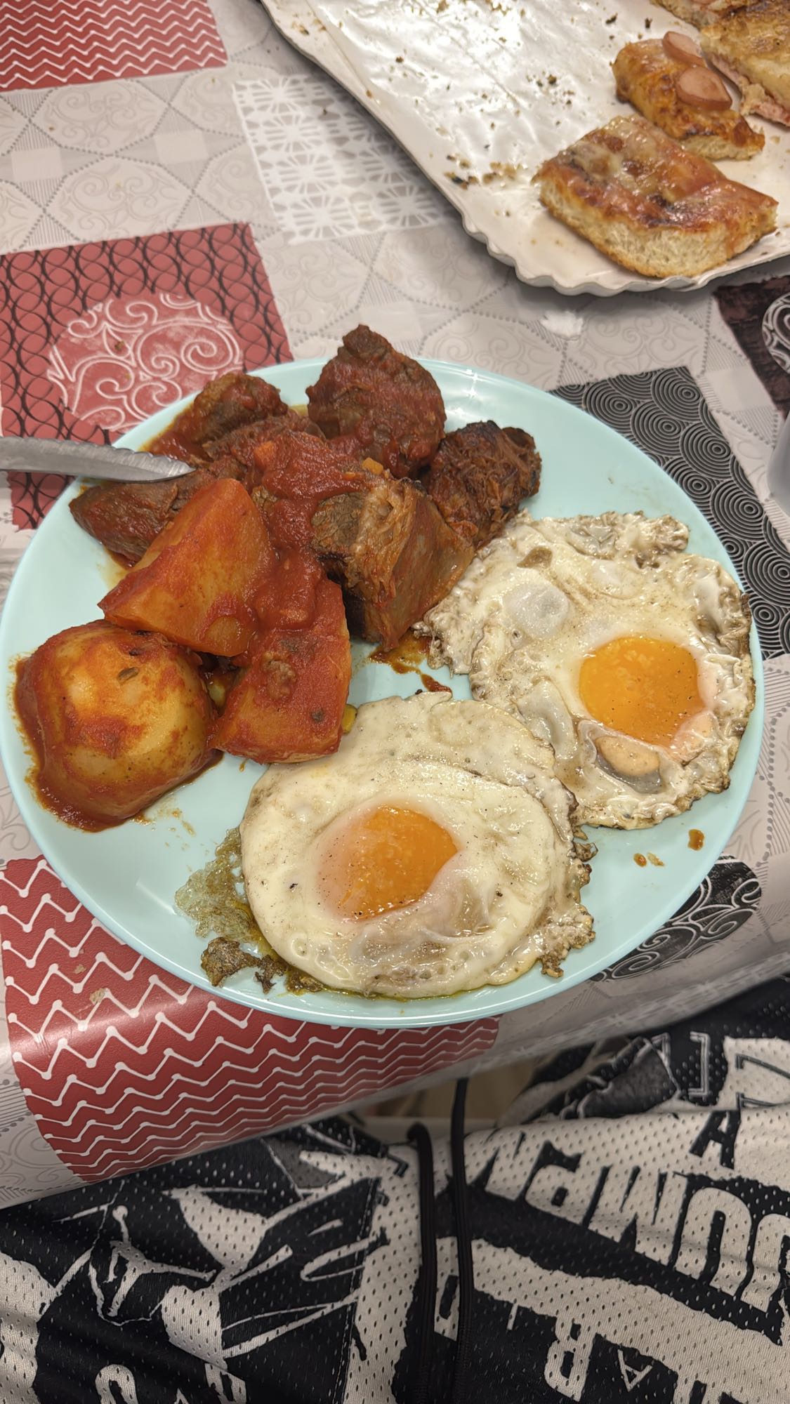 Huevos con carne y papas