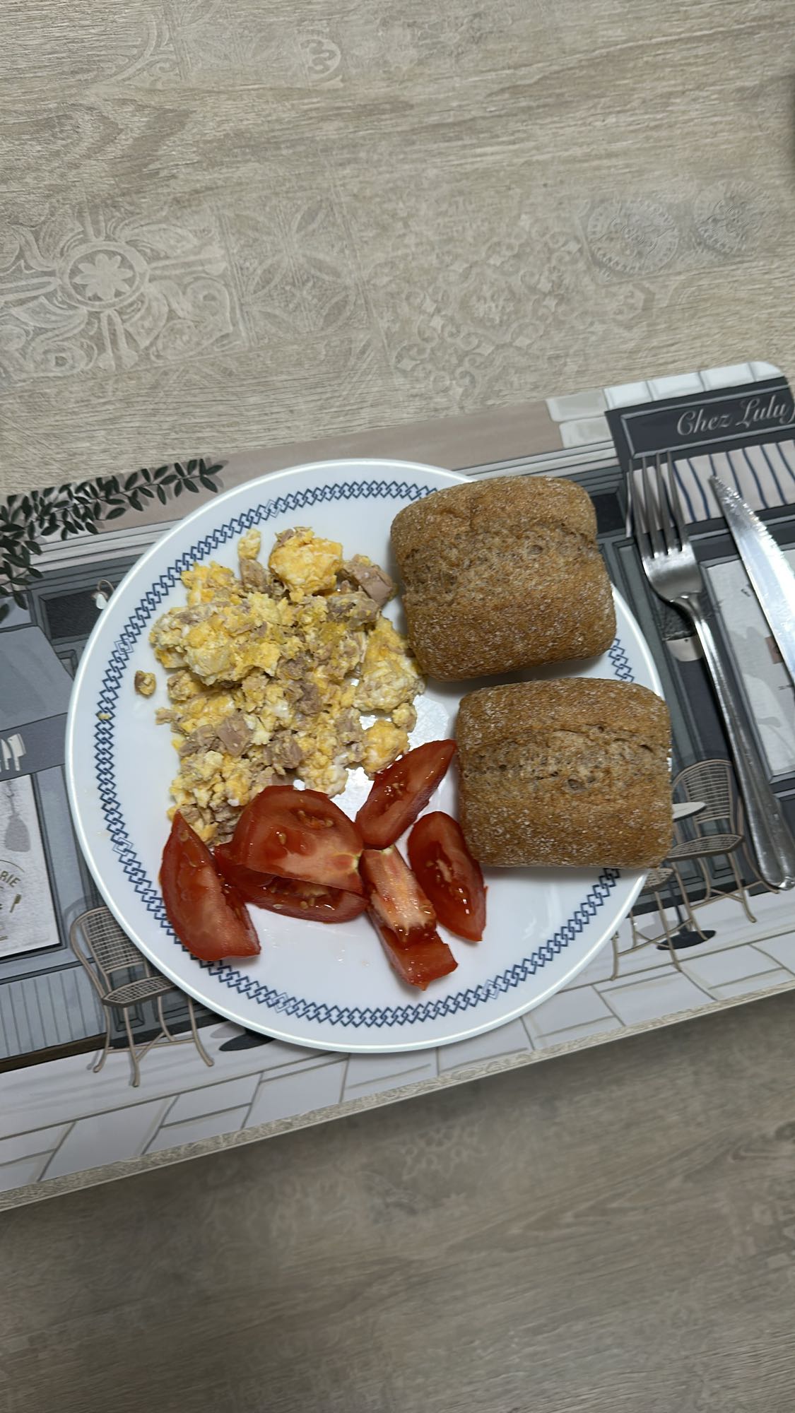 Desayuno con huevo y pan