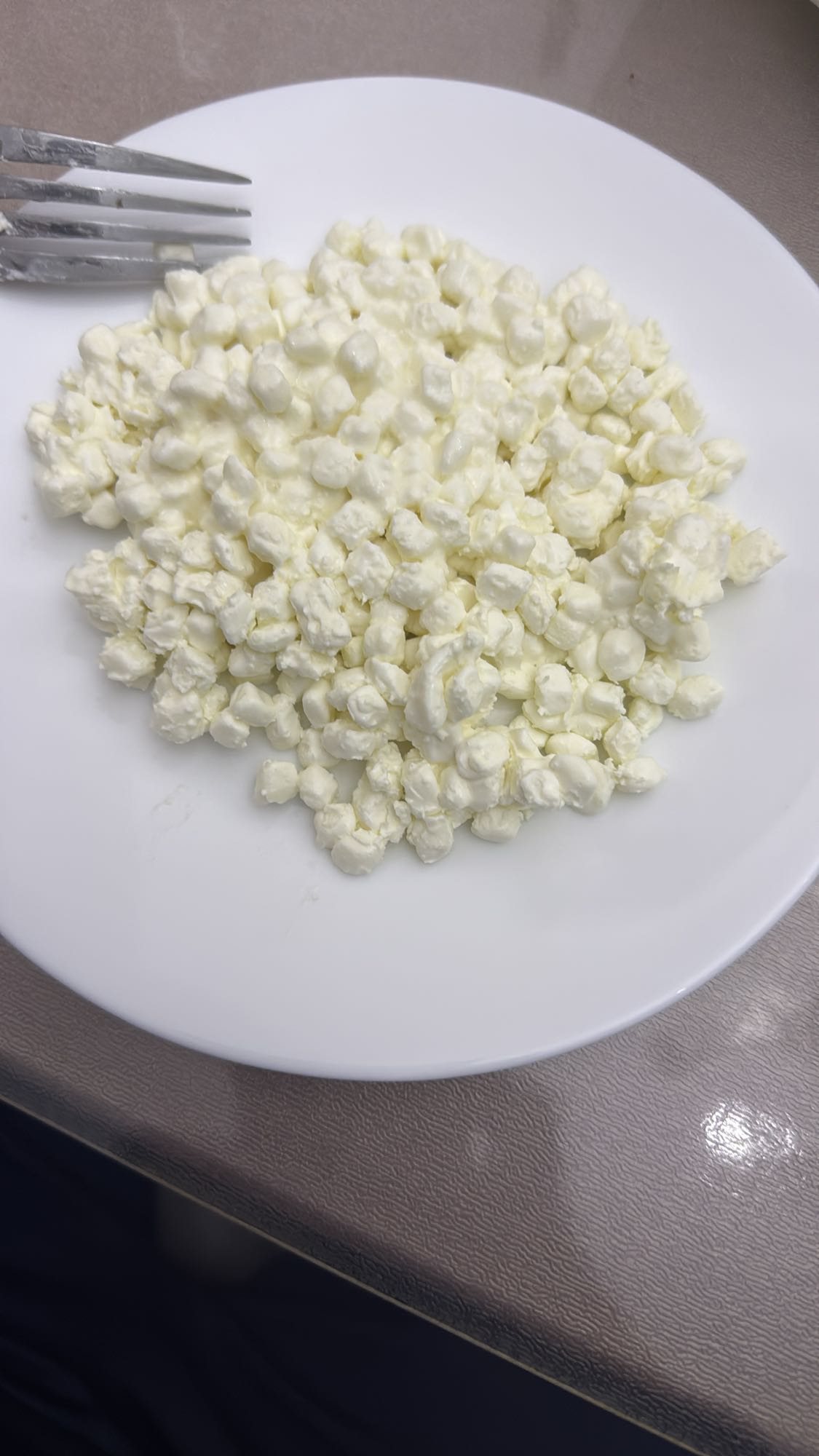 творог на тарелке