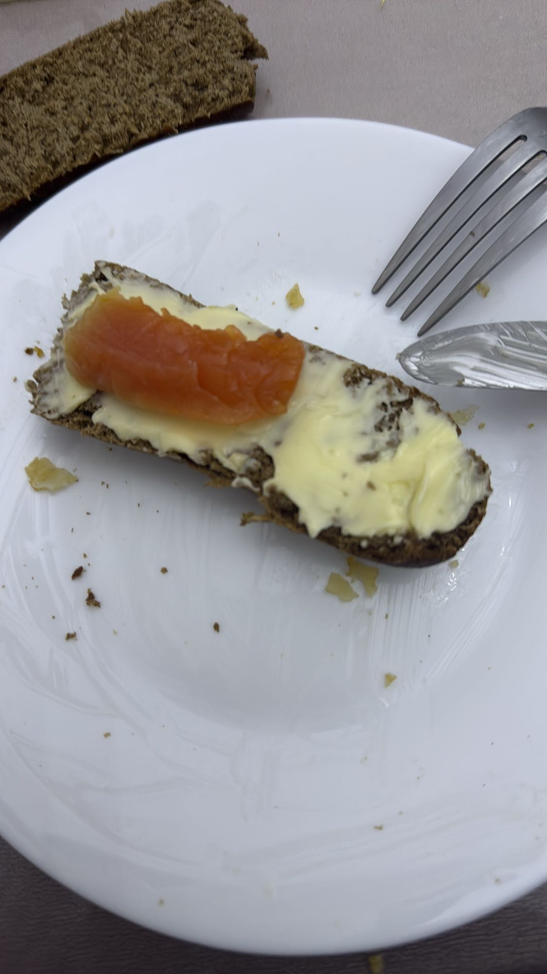 ржаной тост с лососем