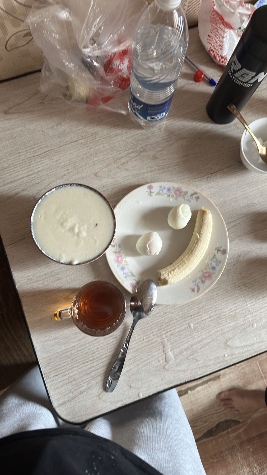 Завтрак с кашей и яйцами