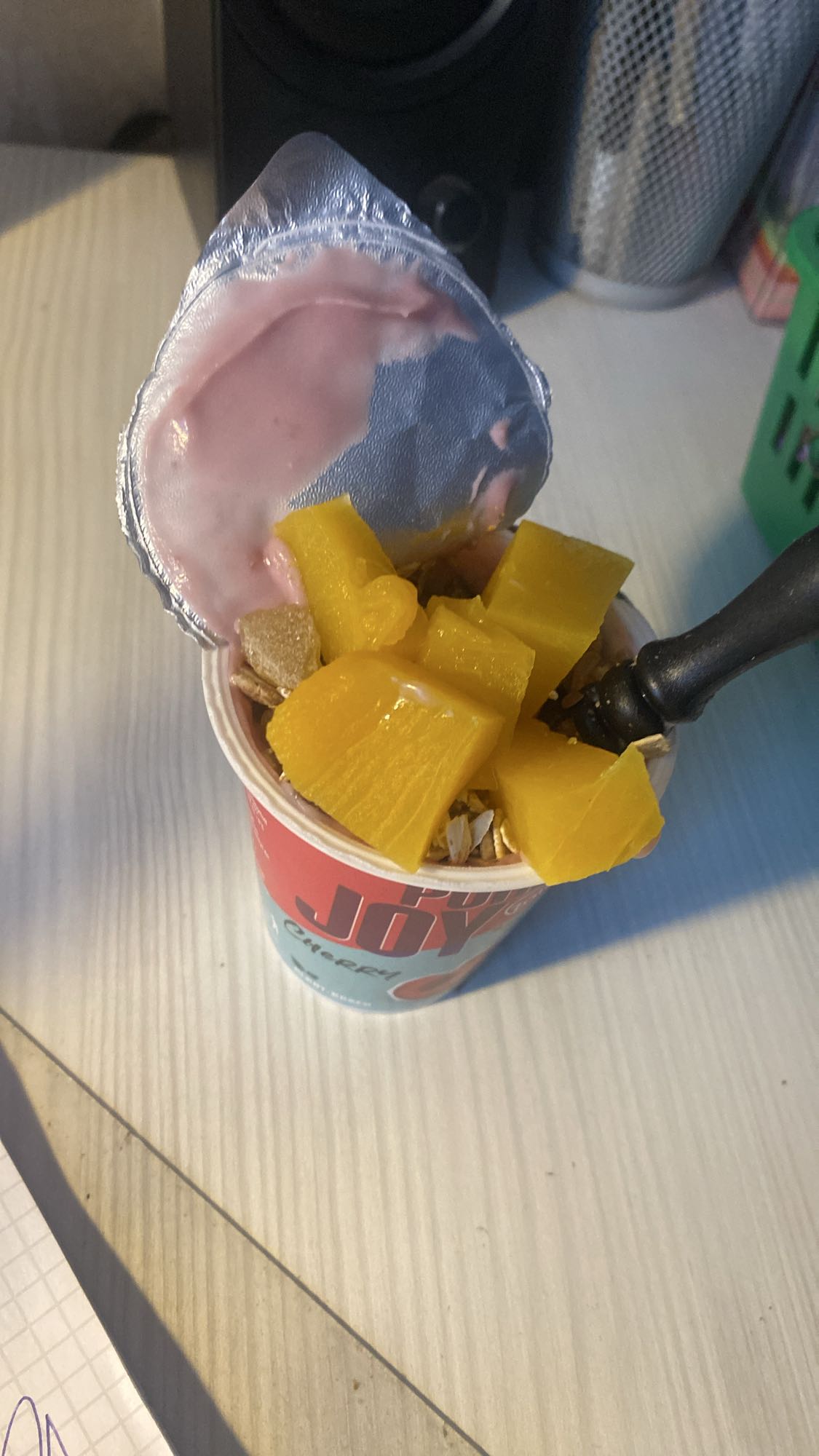 Jogurt z owocami i musli