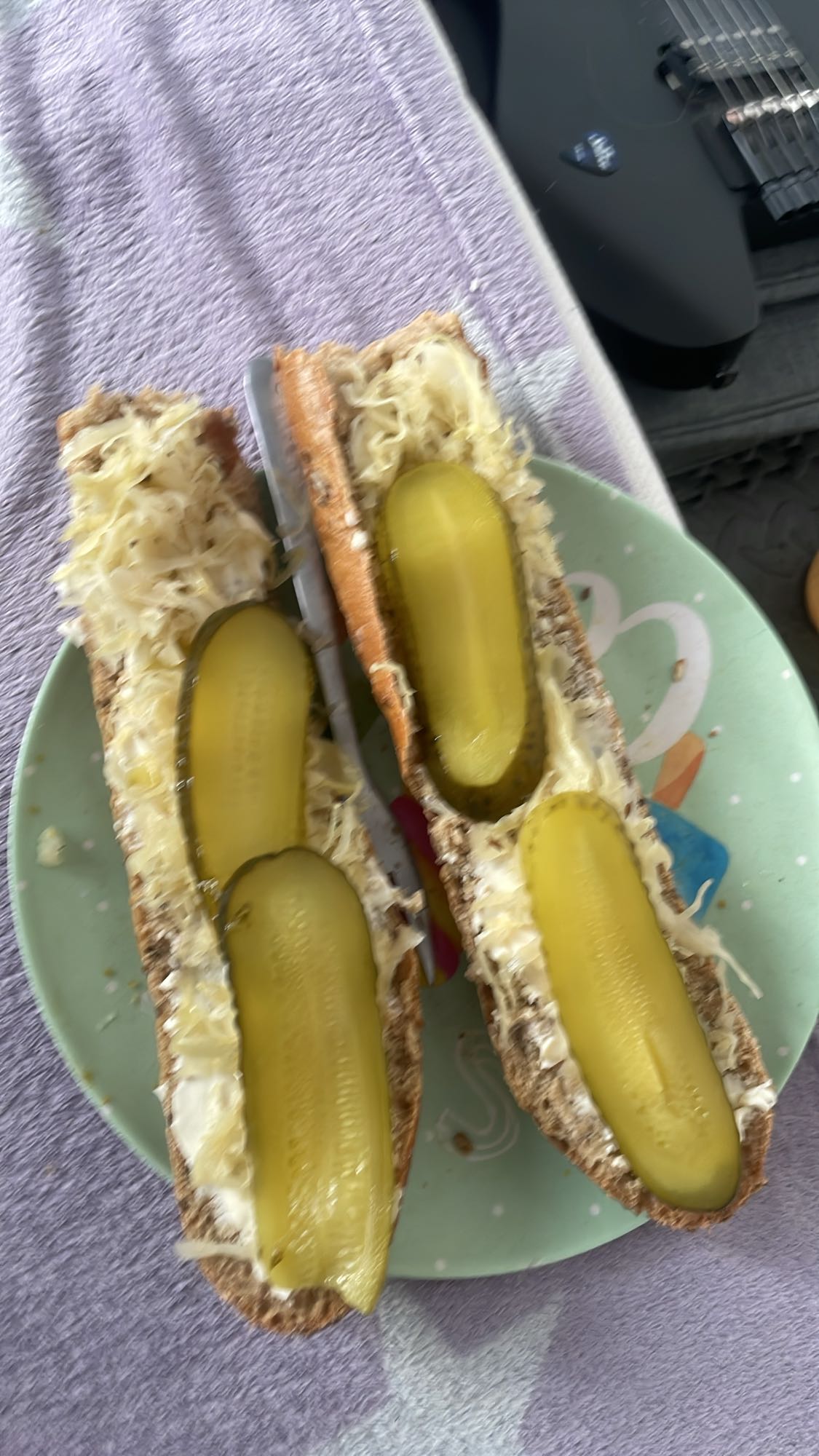 Kanapki z ogórkiem i kapustą