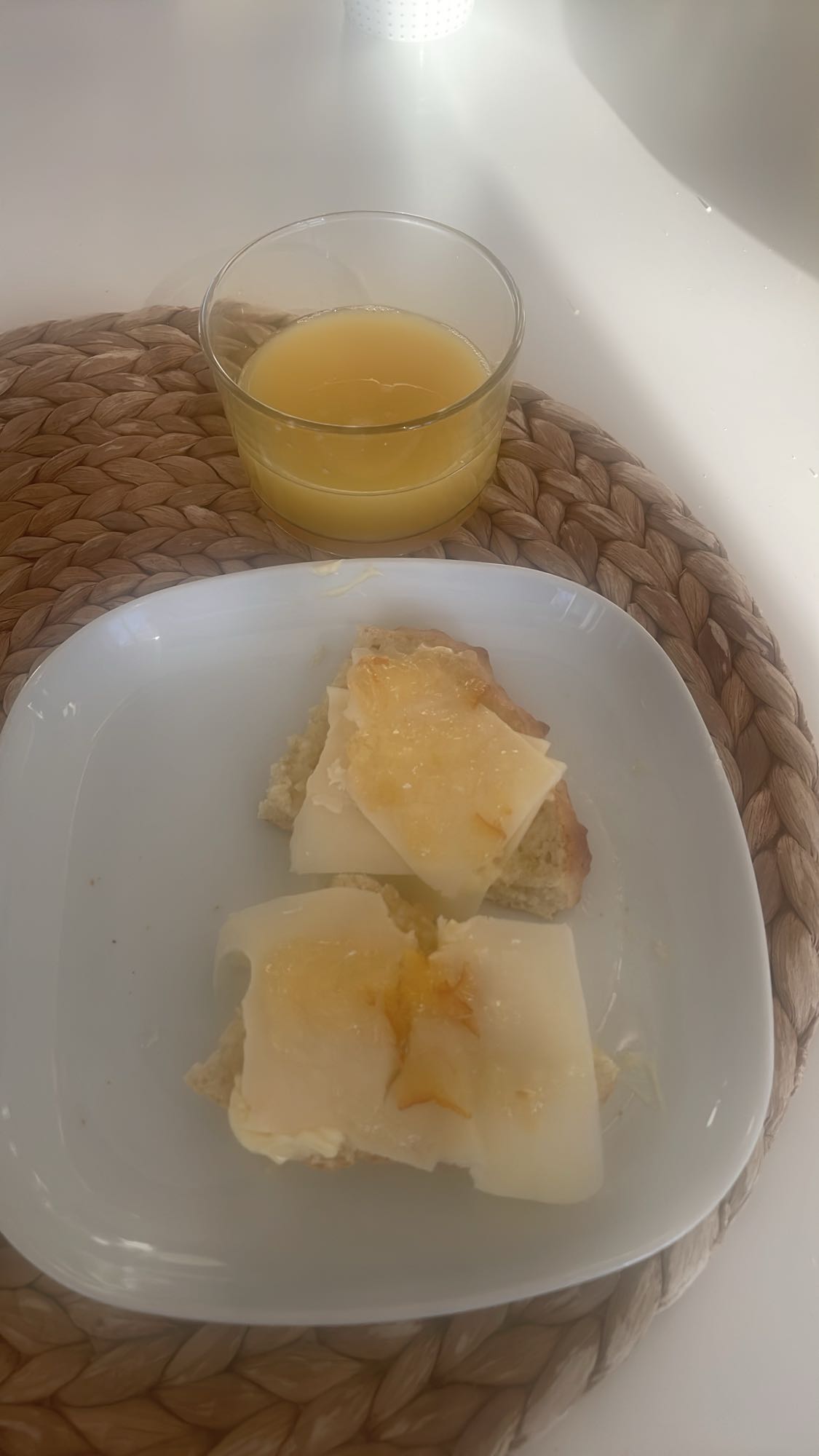 Bröd med ost och juice