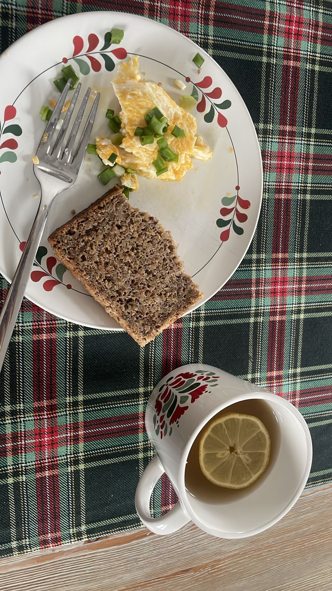 Jajka z chlebem i herbatą