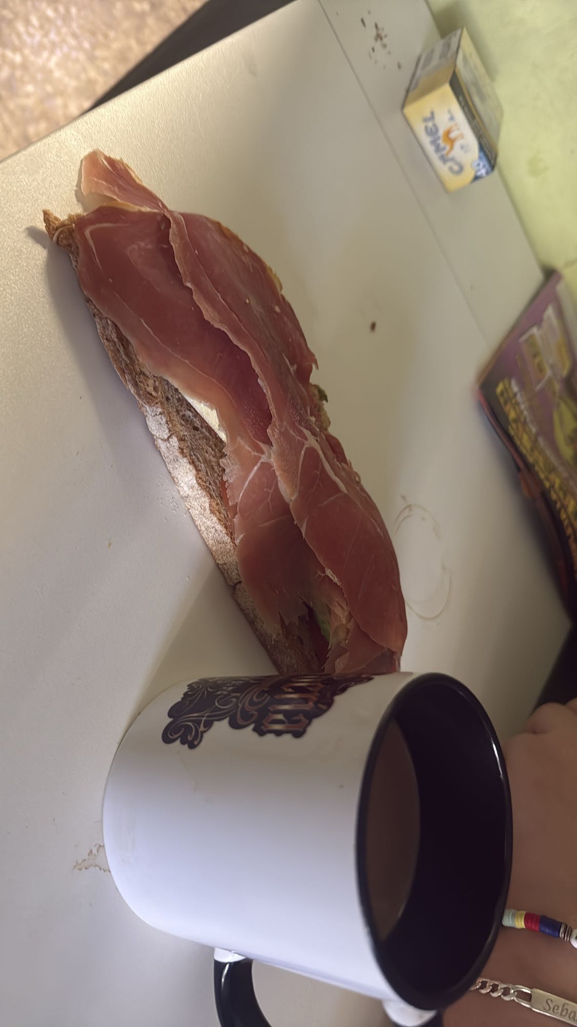 Tostada con jamón y café con leche