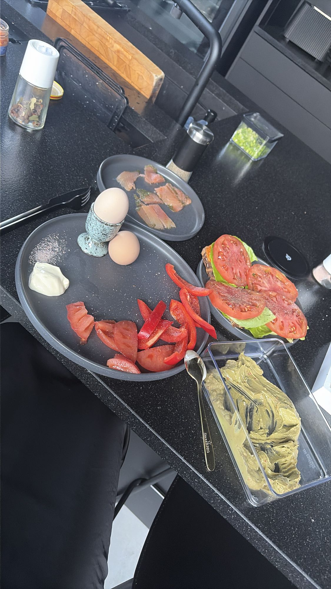 Śniadanie z warzywami i jajkiem