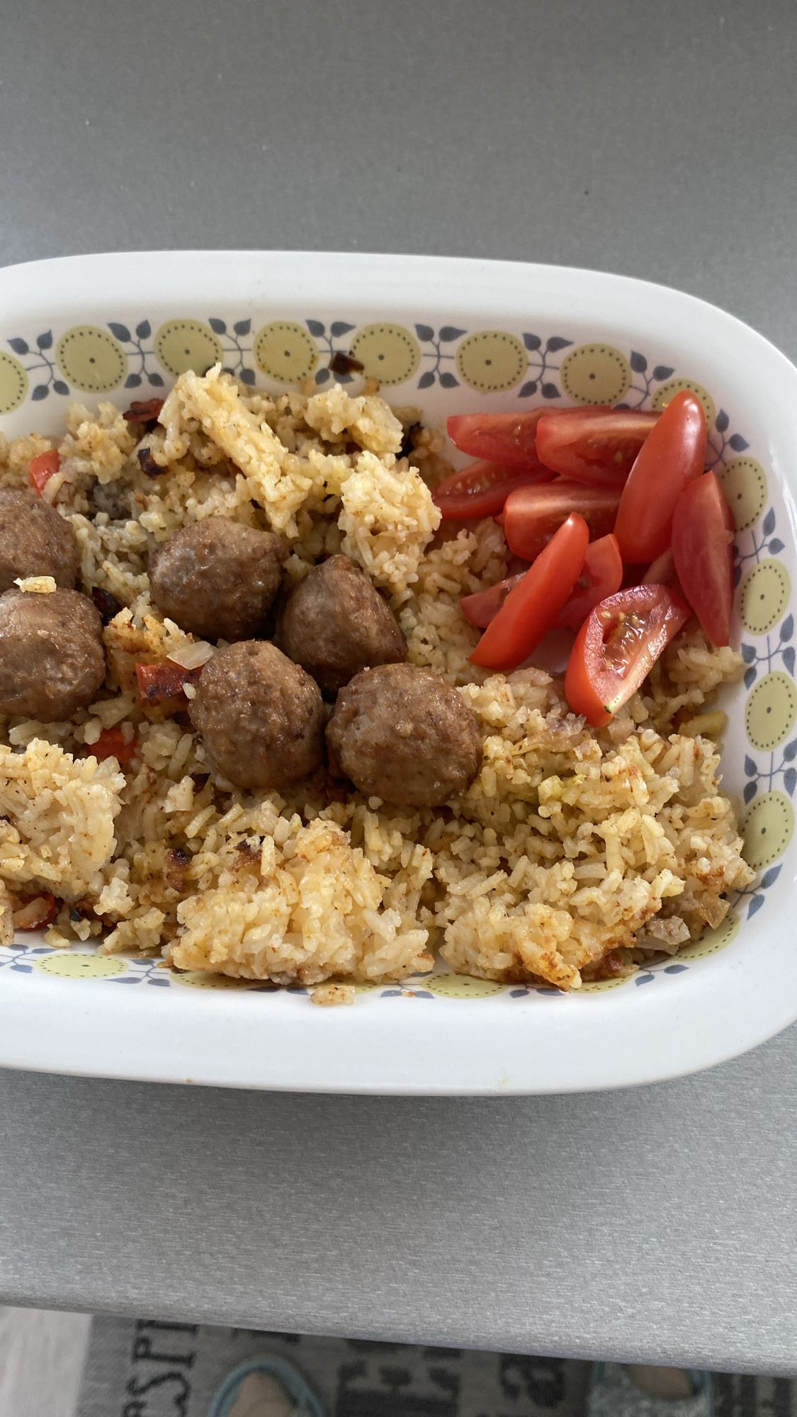 Ryż z pulpetami i pomidorem