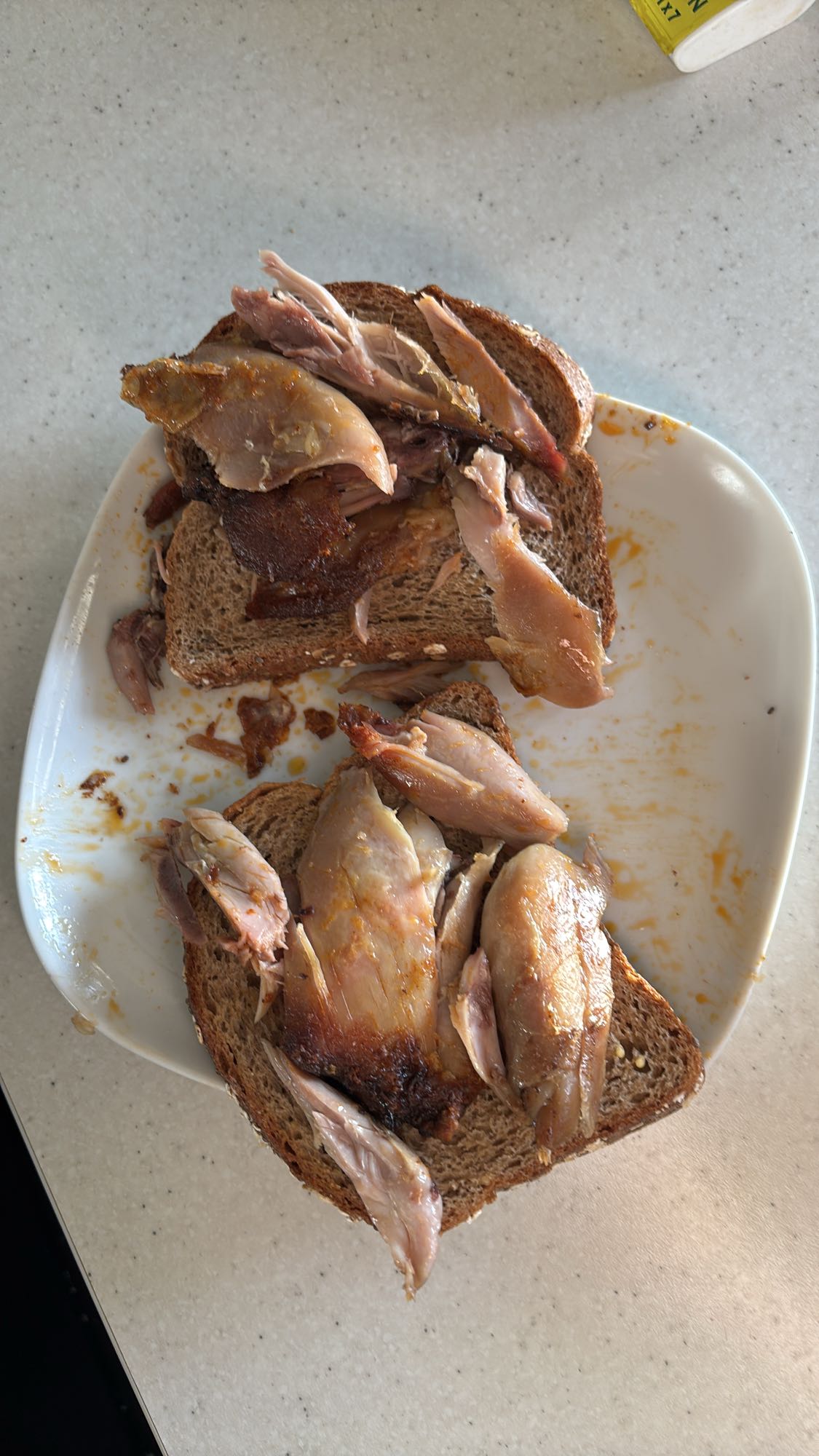 Kyllinglår uten skinn på grovbrød