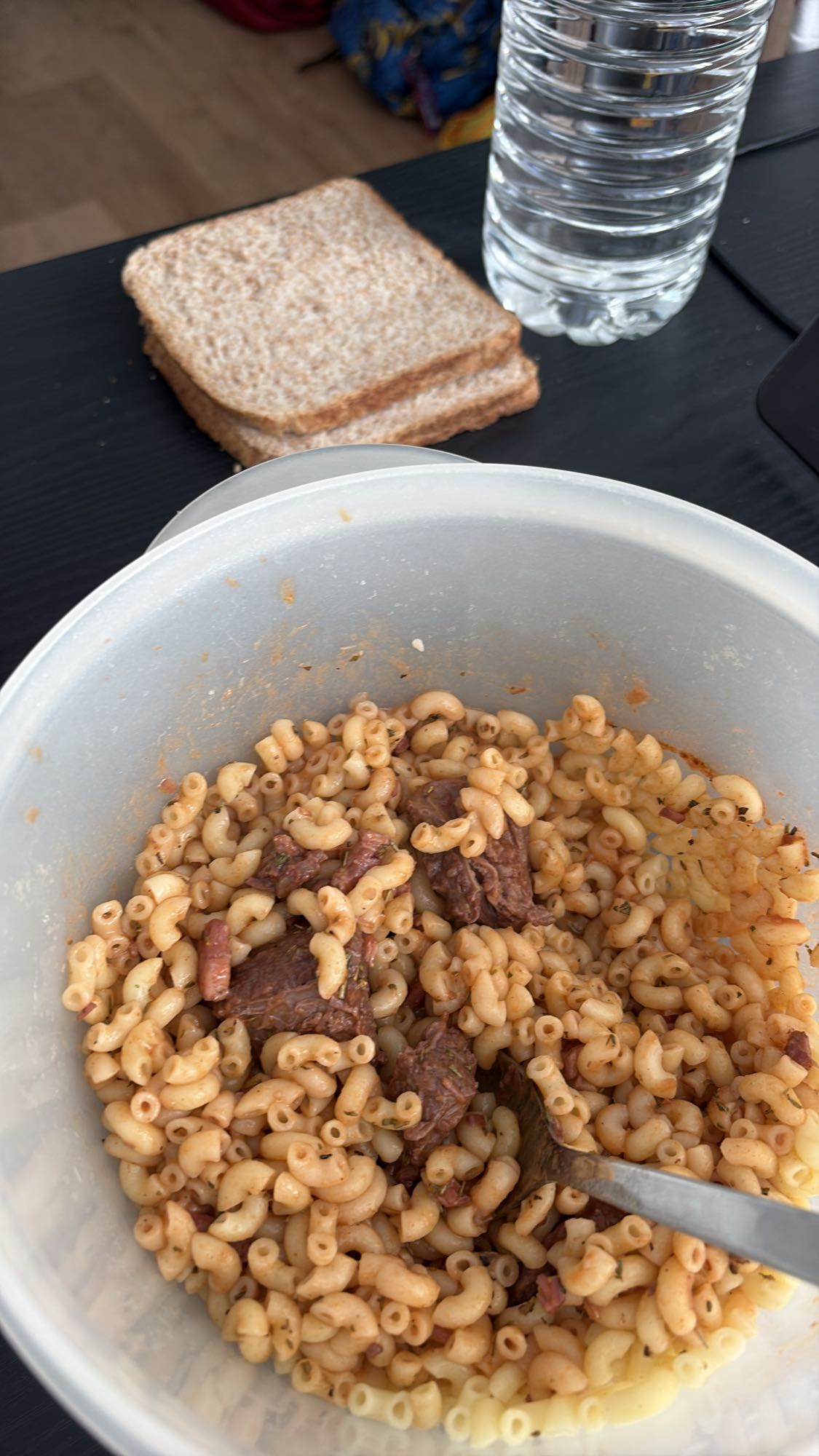 Pâtes au bœuf et pain complet