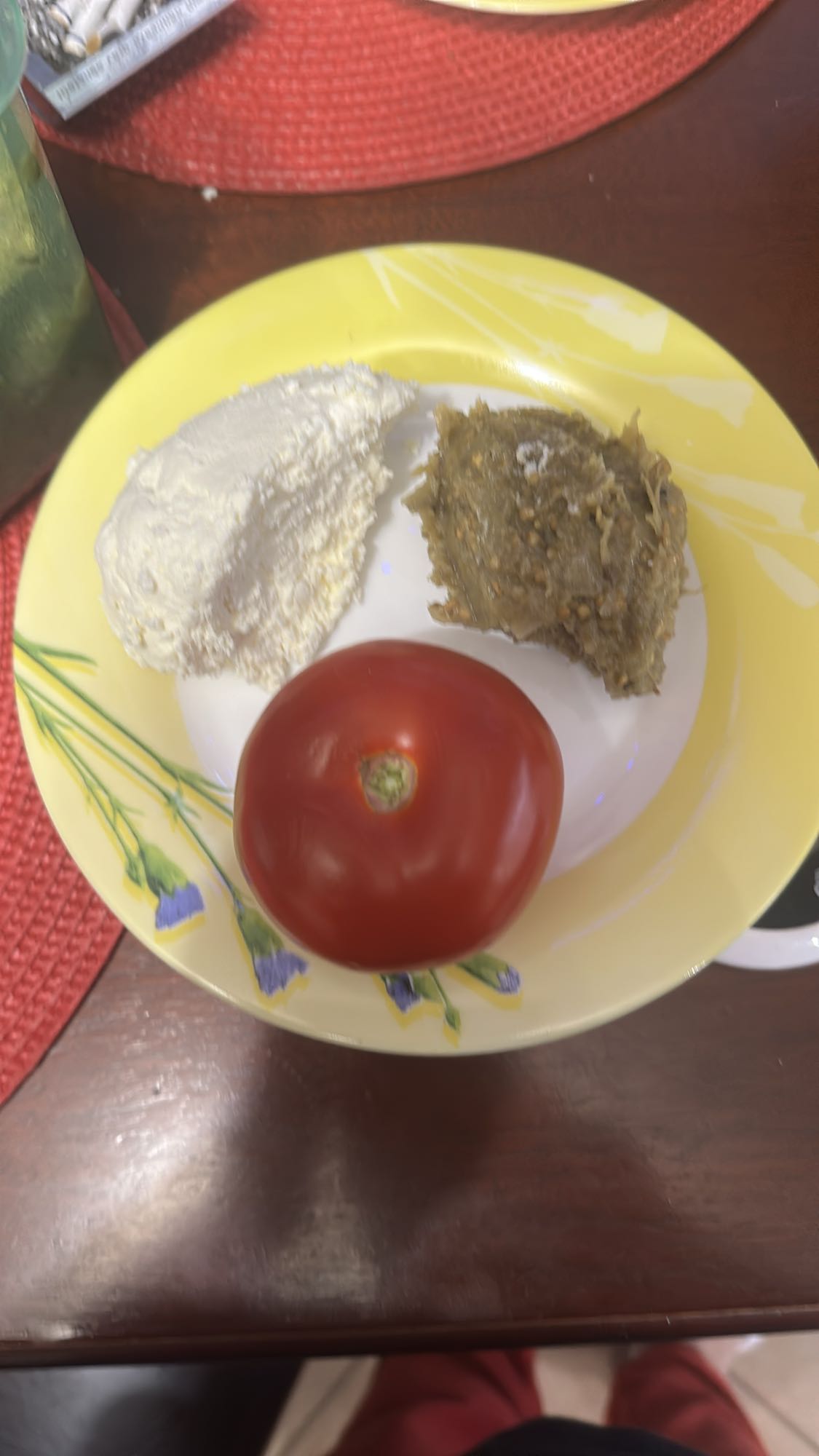 Roșie, brânză, salată vinete