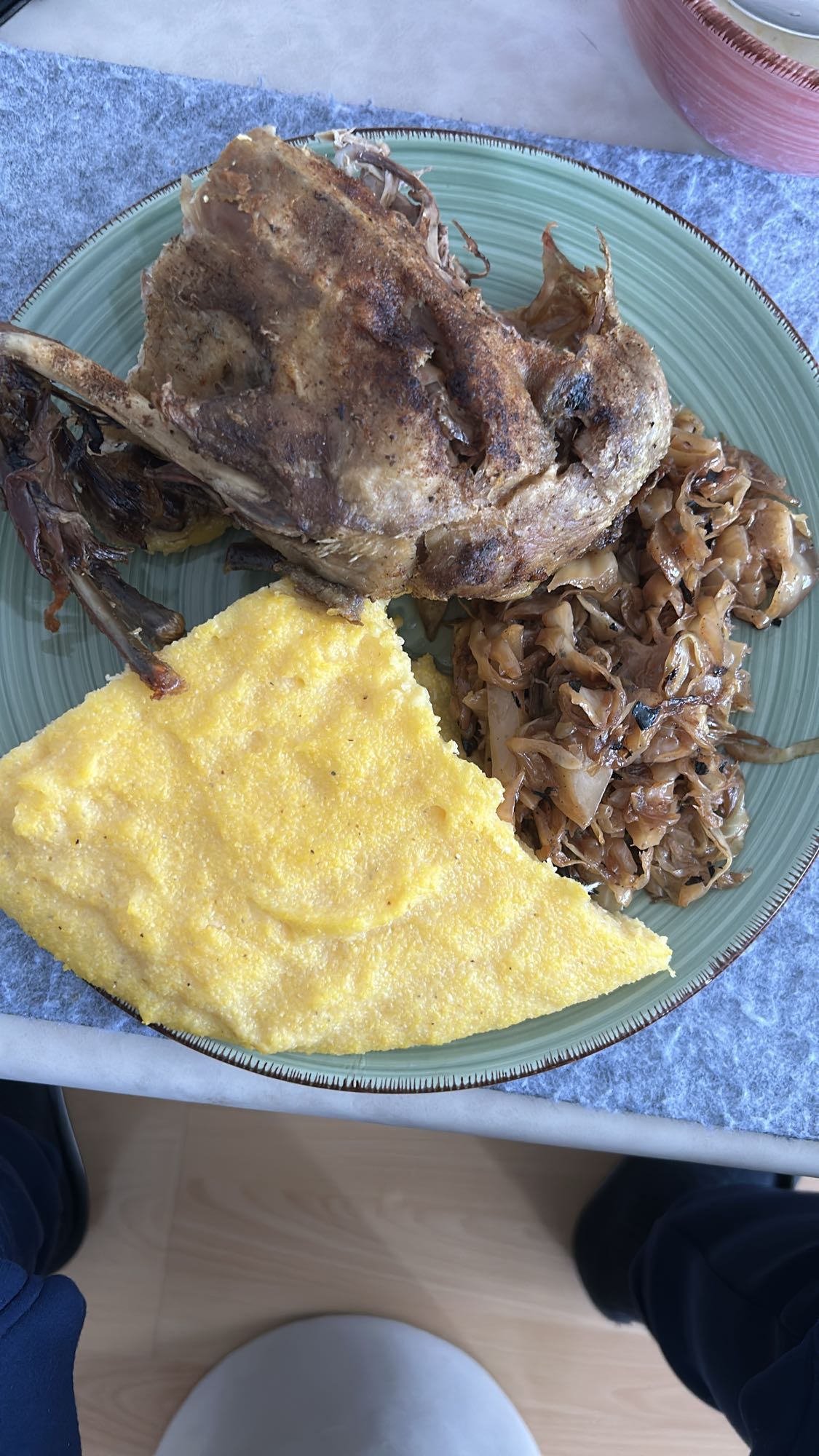 Pato con polenta y repollo