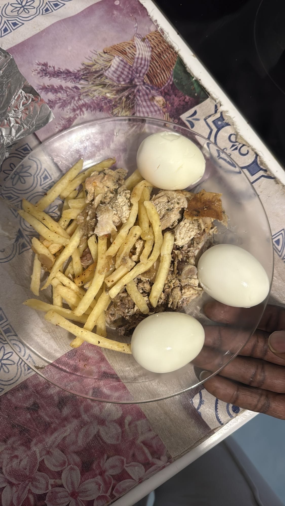 Huevos, papas y pollo