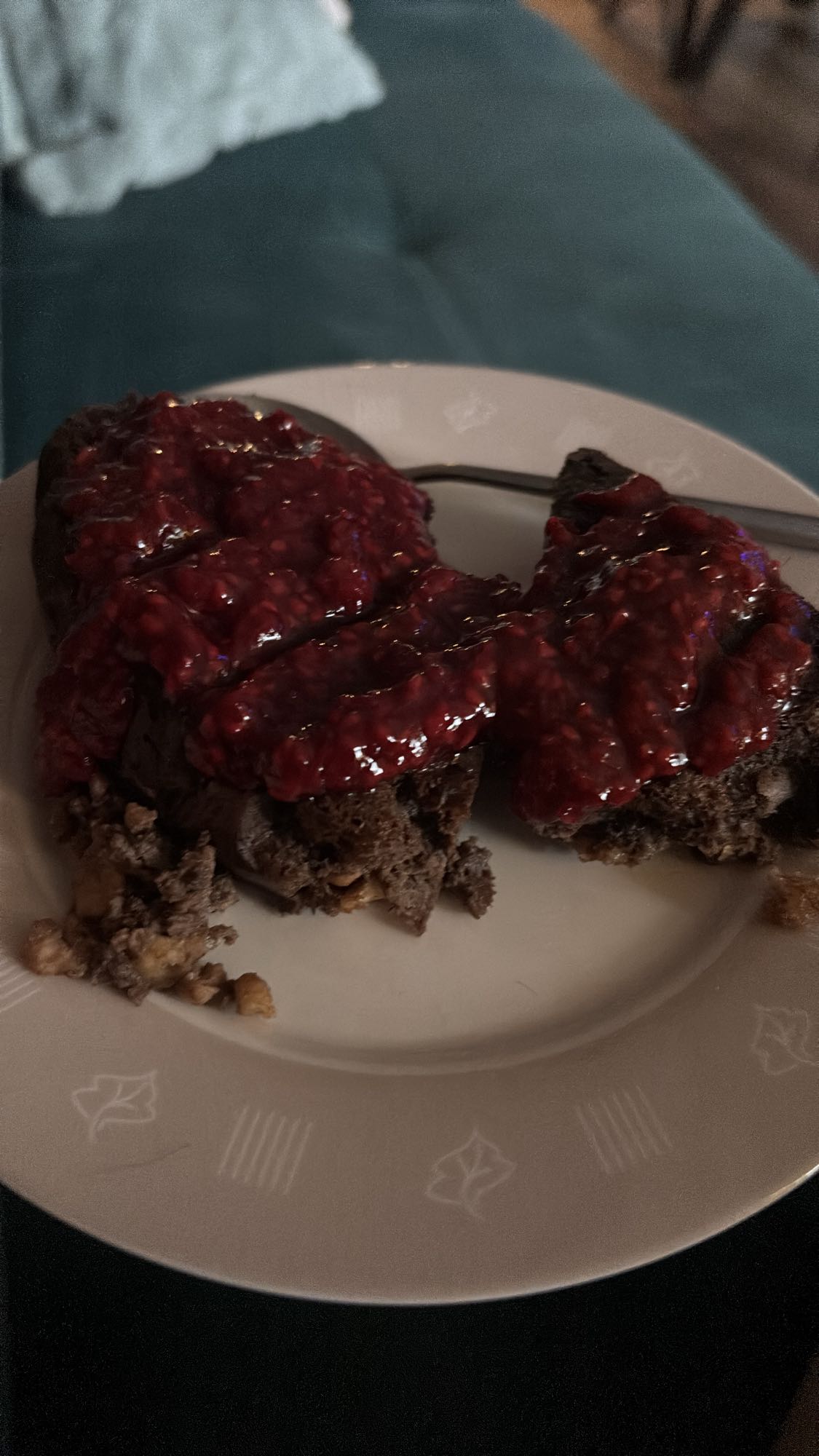 Browni z banana, serka wiejskiego z mrożonymi malinami, słodzone erytrolem