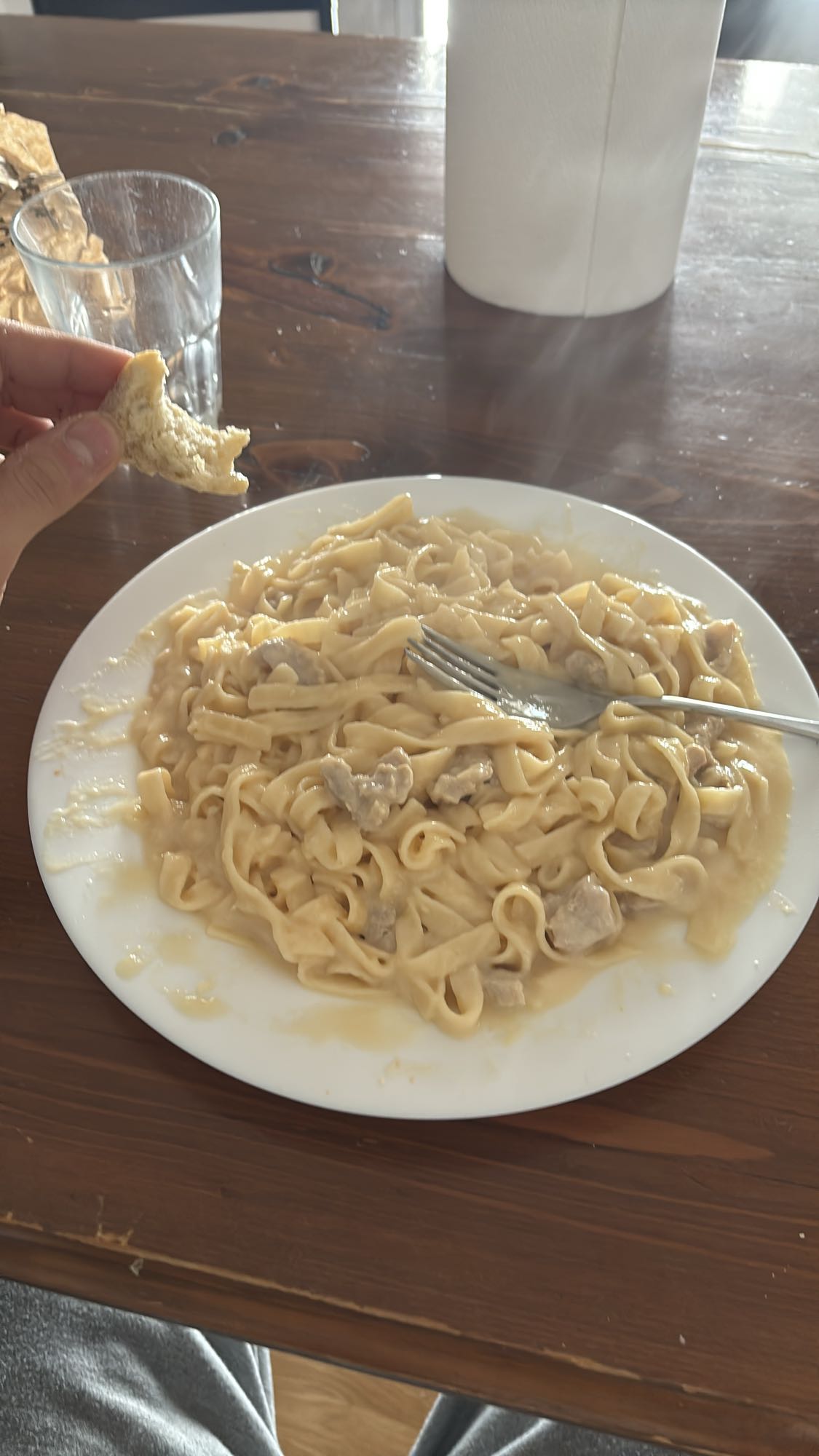 pasta con pollo y pan